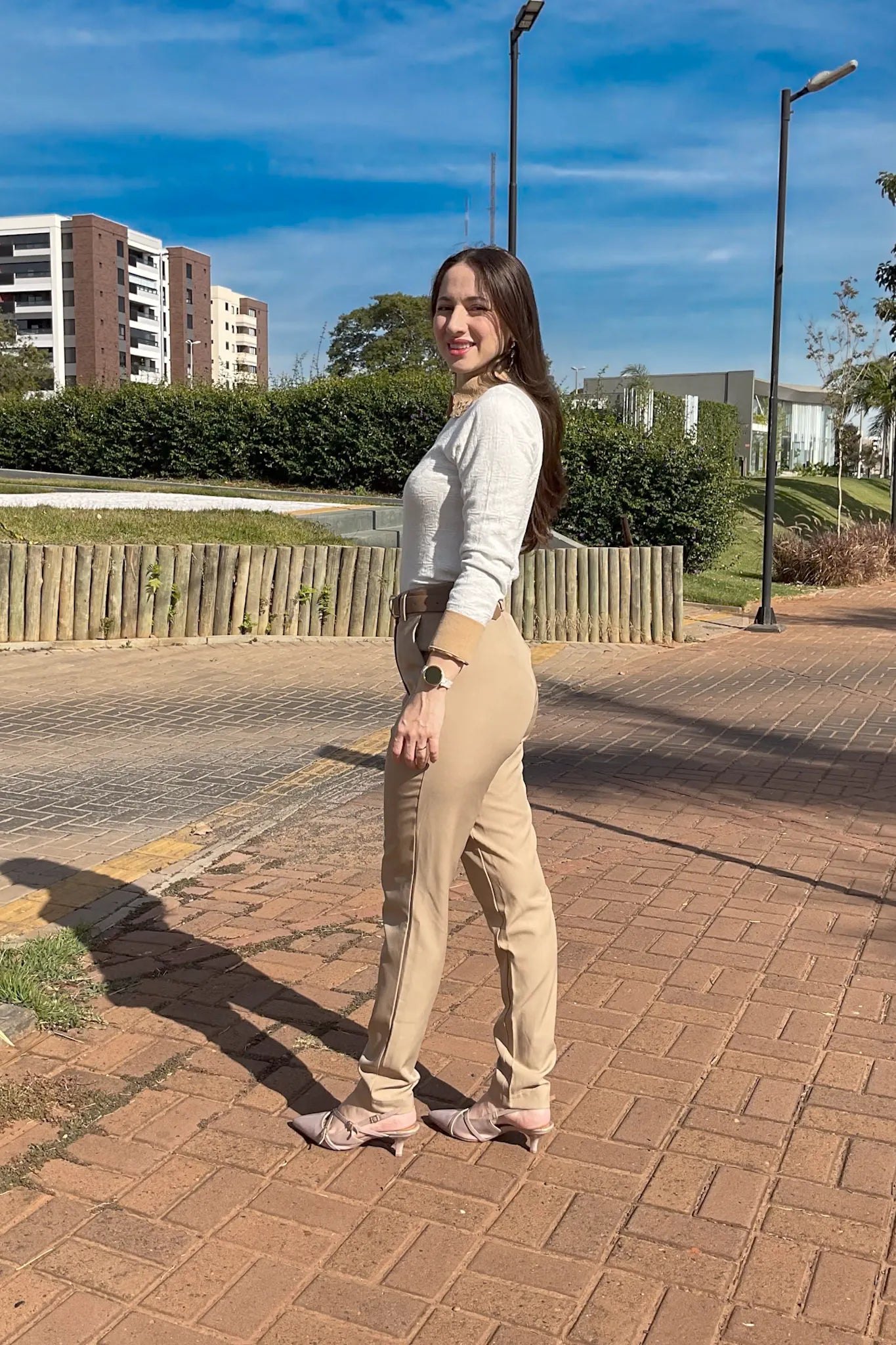 Conjunto: Camisa Manga Longa Detalhe Bordado Gola Clara Bege + Blusa Manga Longa Em Tricot Cotton Margaret Branco + Calça Corte Reto Em Alfaiataria Lisse Alicia Bege