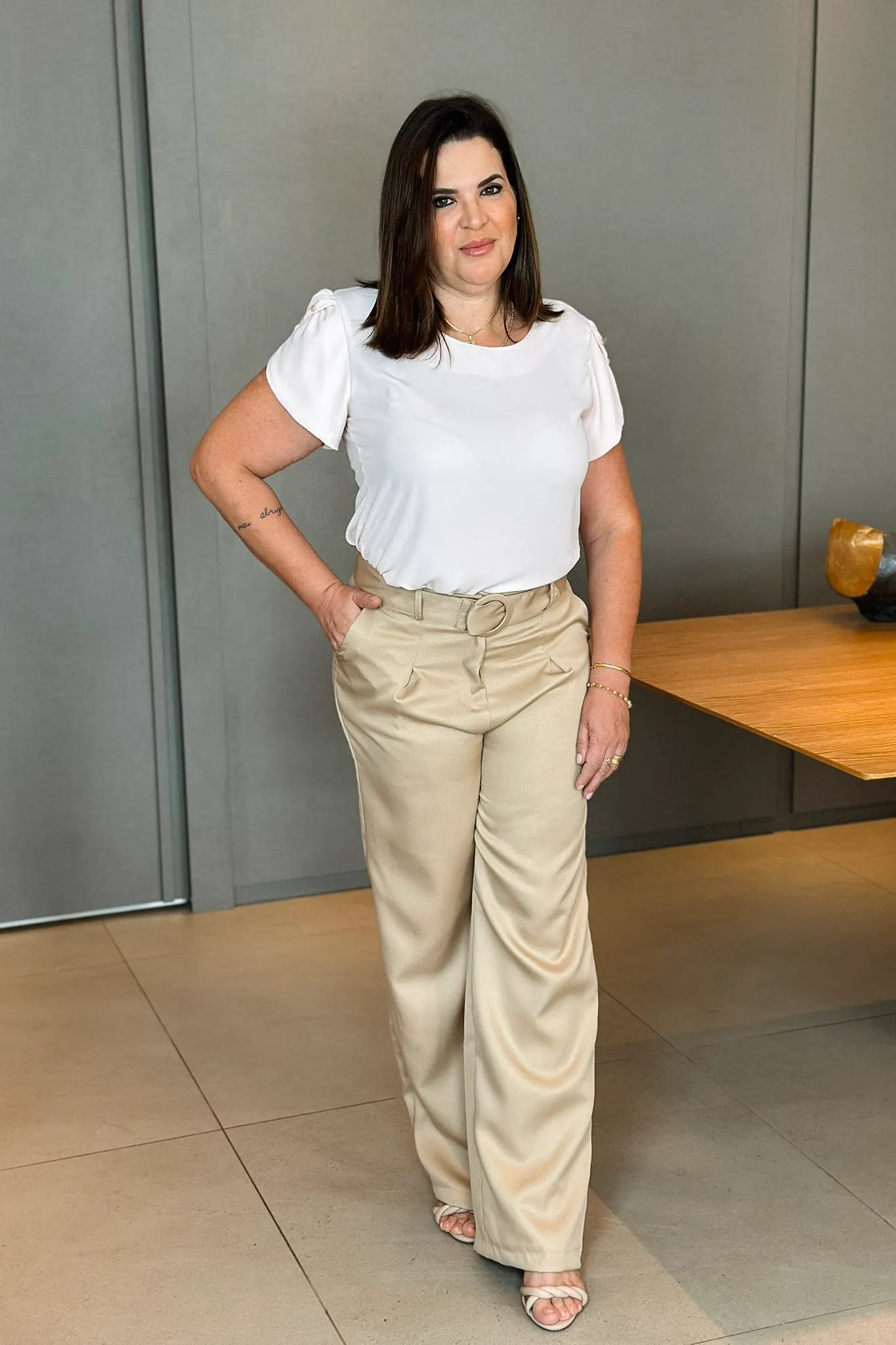 Calça Corte Reto Detalhe Cinto Priscila Bege