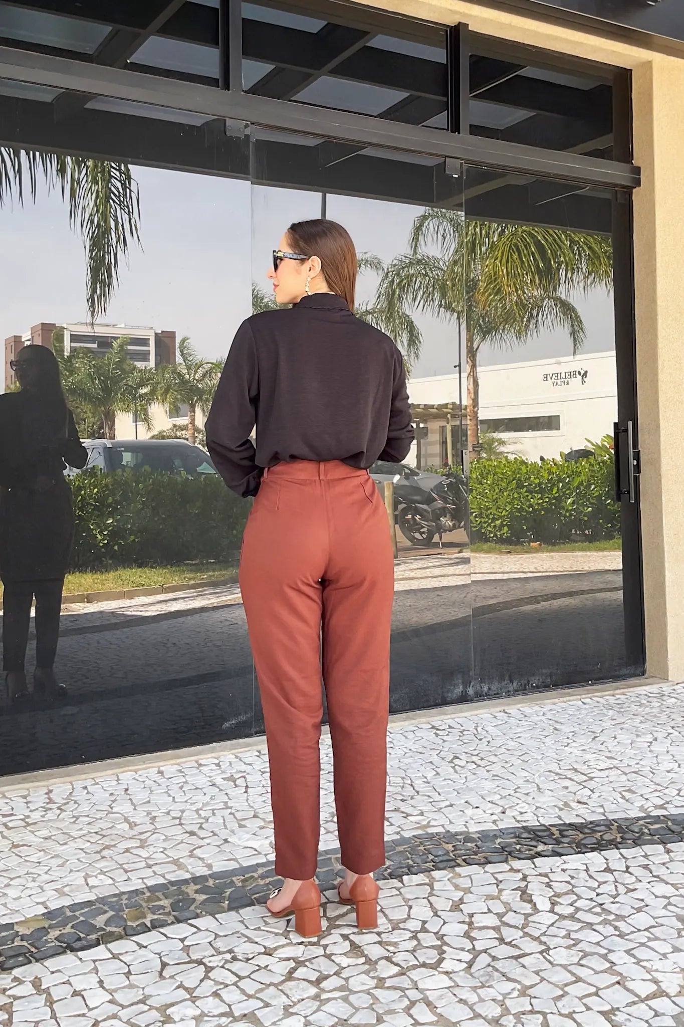 Conjunto: Camisa Manga Longa Detalhe Bordado Gola Clara Preta + Calça Corte Reto Alfaiataria Serena Laísa Marrom