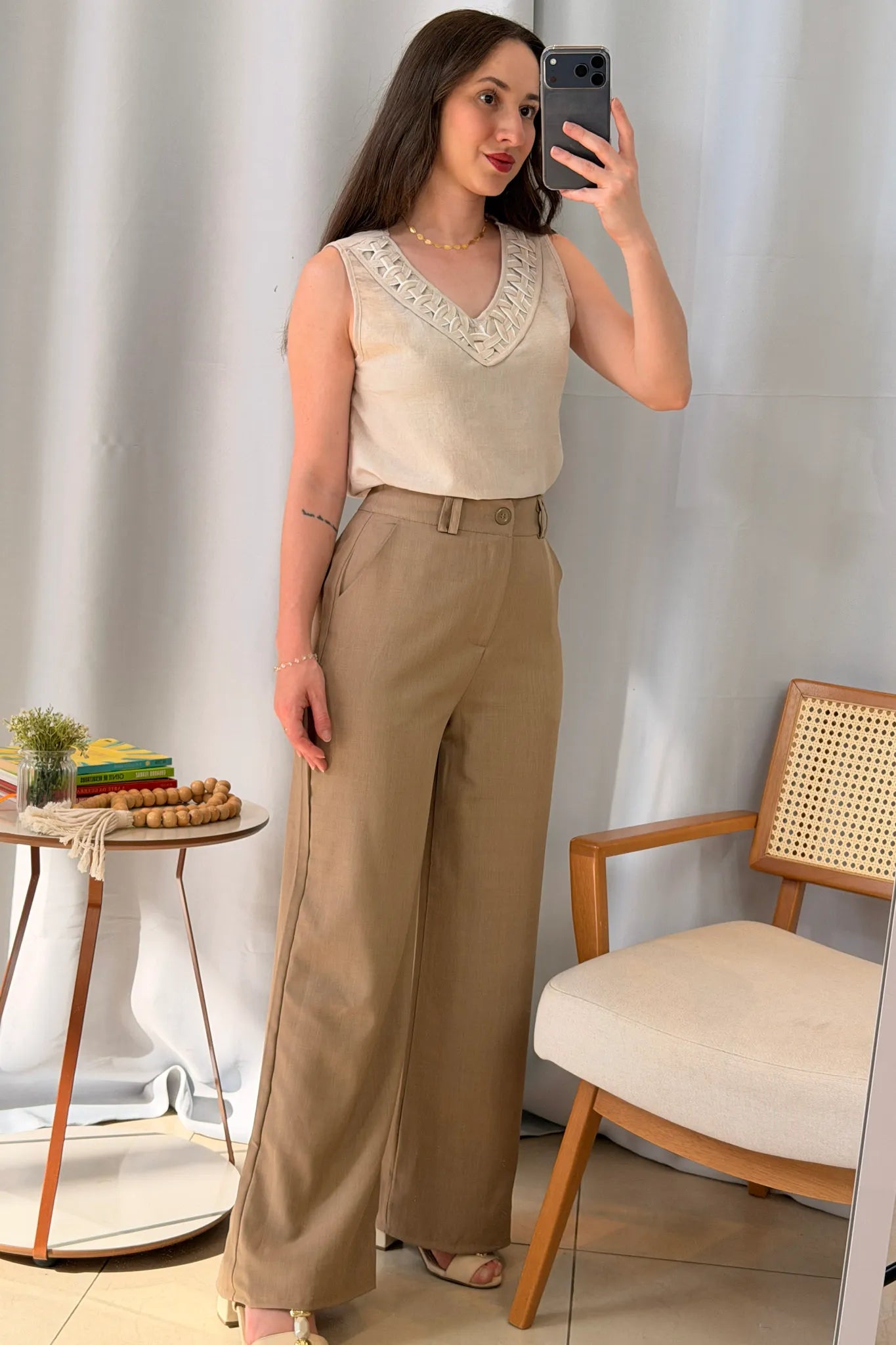 Conjunto: Blusa Regata Decote "V" Detalhe Trançado Em Visco Soft Liliane Bege + Calça Pantalona Alfaiataria Lux Detalhe Passador Grazi Massafera Bege