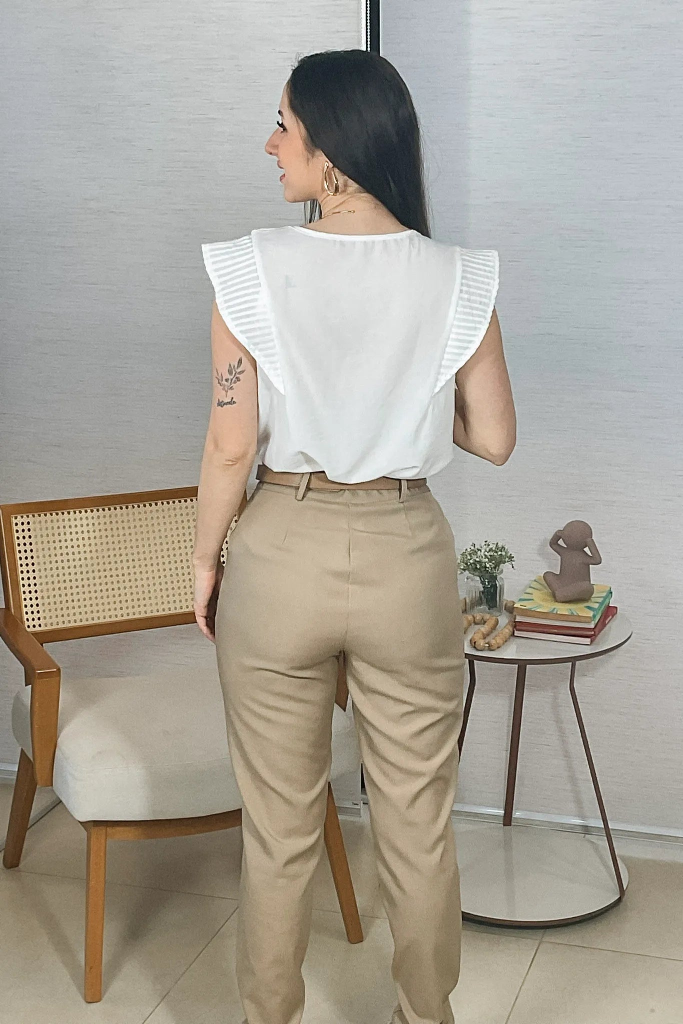 Conjunto: Blusa Regata Detalhe Babado Visco Essenza Maísa Branca + Calça Corte Reto Em Alfaiataria Lisse Alicia Bege