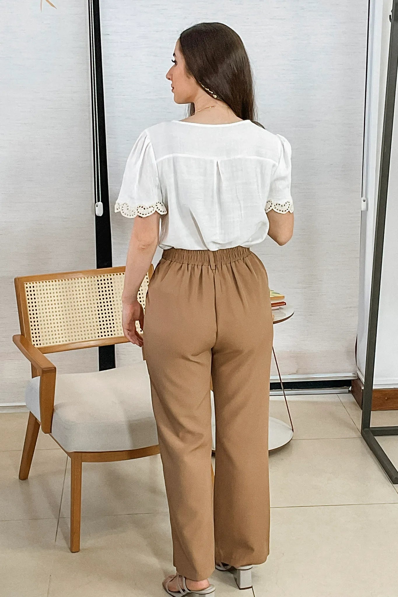 Conjunto: Blusa Manga Curta Detalhe Decote “V” Visco Essenza Elen Branca + Calça Pantalona Crepe Milano Detalhe Botão Encapado Elena Marrom