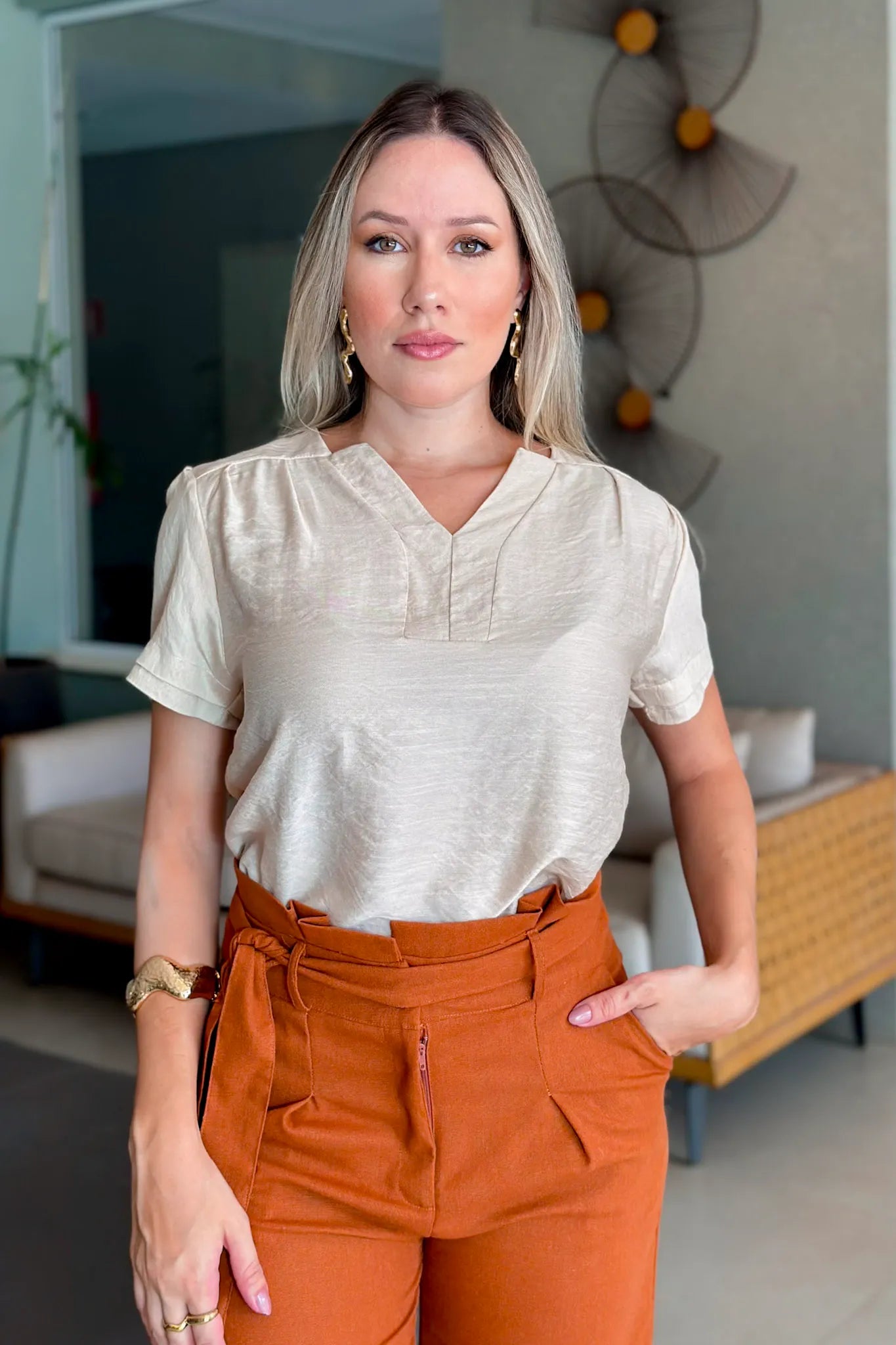 Blusa Manga Curta Decote "V" Graziela Bege