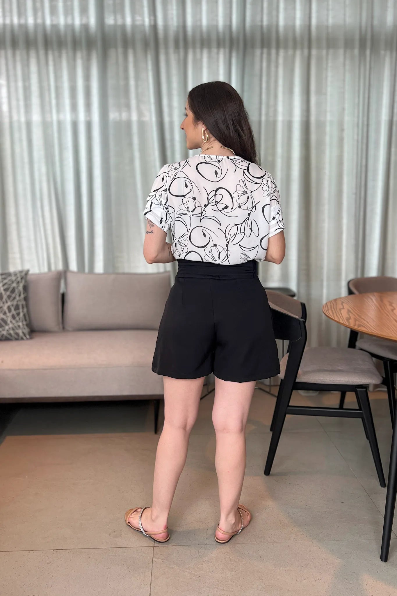 Conjunto: Blusa Manga Curta Camadas Olívia Estampada Branca + Short Clochard Detalhe Laço Heloá Preto