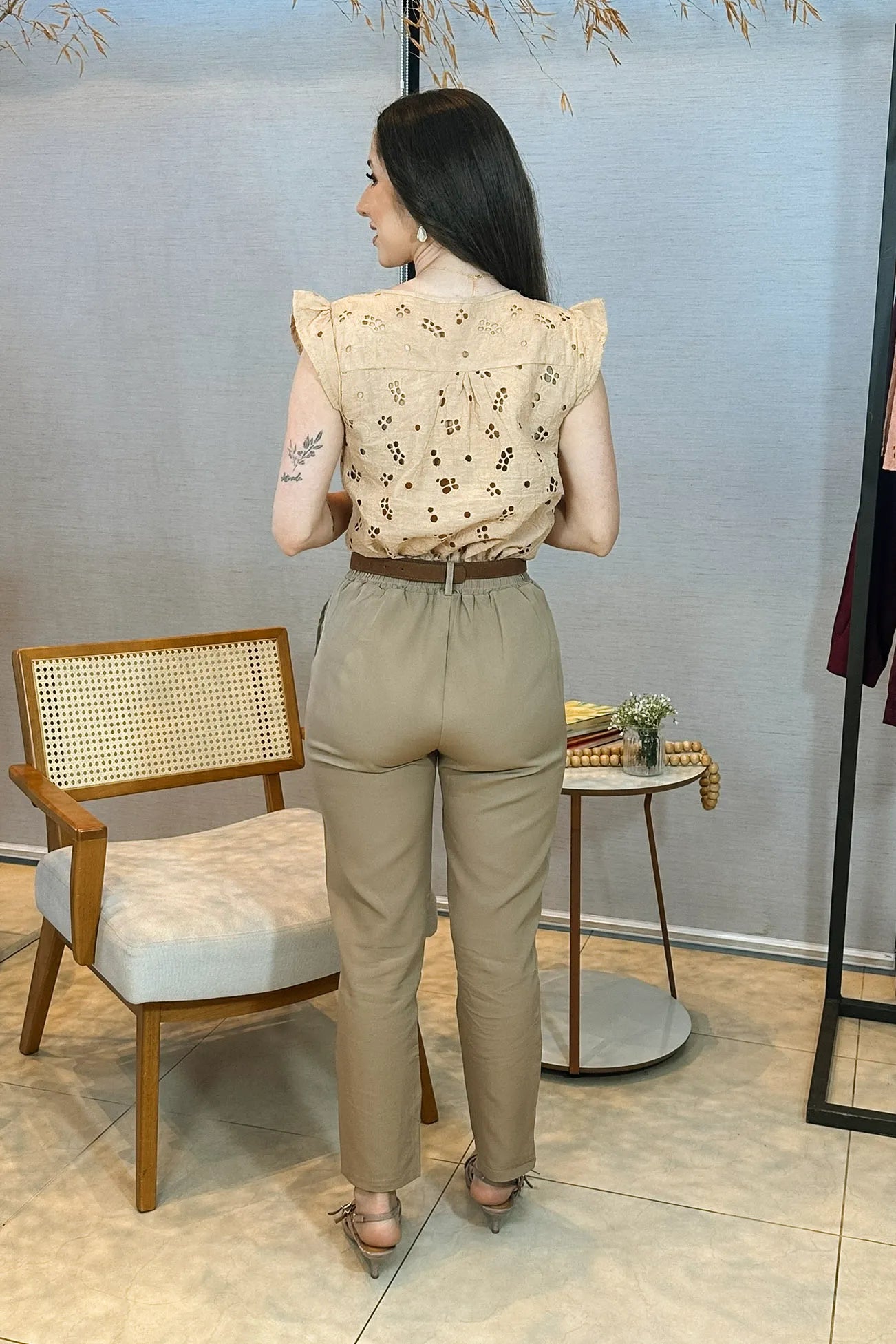 Conjunto: Blusa Regata Em Algodão Textura Bordada Laise Suzy Bege + Calça Corte Reto Detalhe Botão Encapado Em Crepe Milano Maria Bege