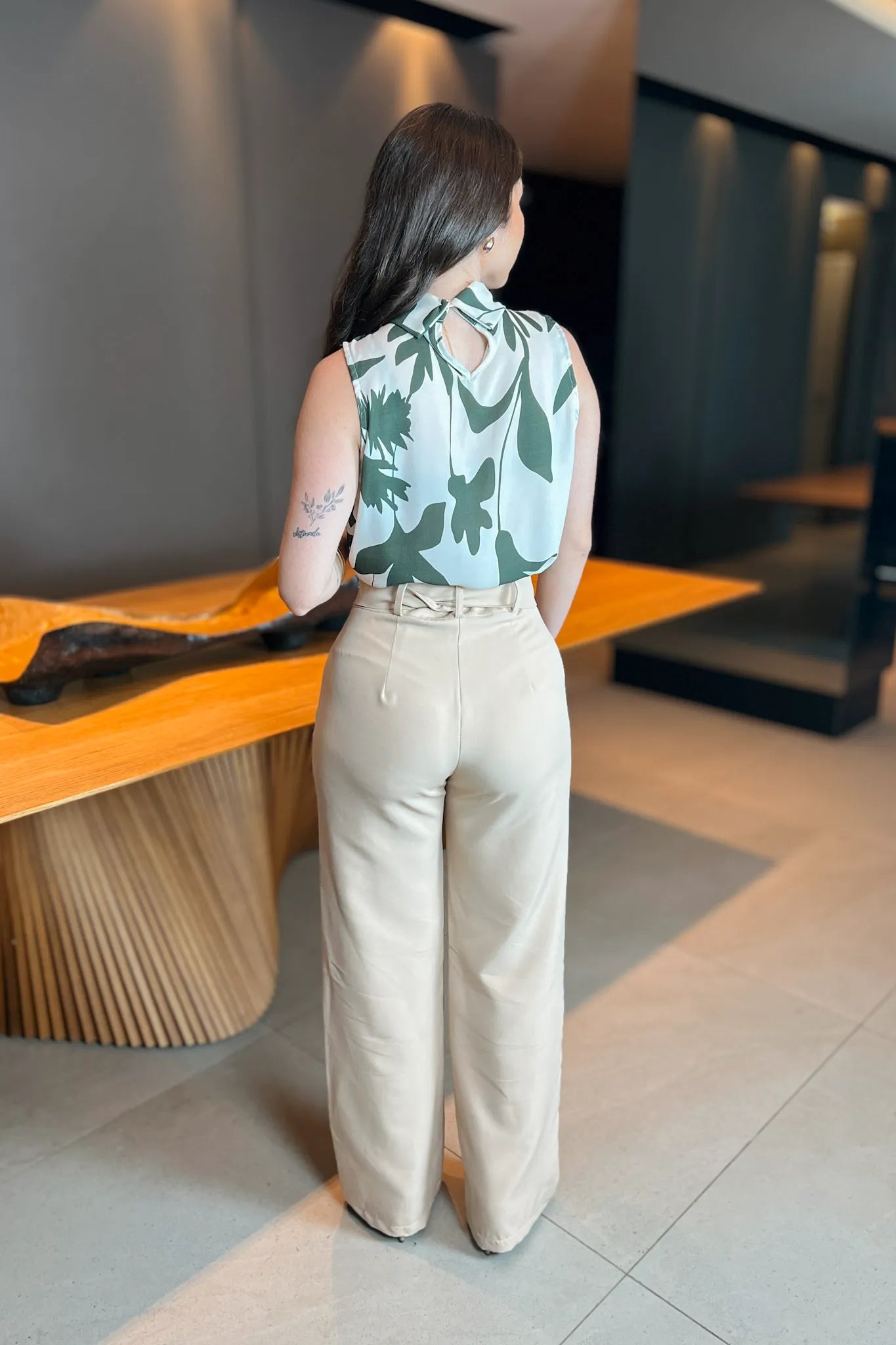 Conjunto: Blusa Regata Gola Alta Aline Estampada Verde + Calça Corte Reto Detalhe Cinto Priscila Bege