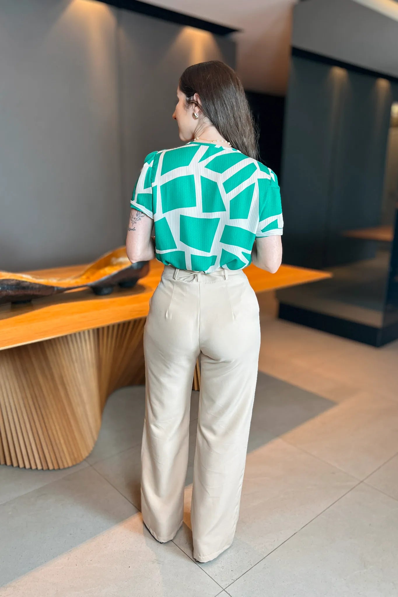 Conjunto: Blusa Manga Curta Decote "V" Paloma Geométrica Verde + Calça Corte Reto Detalhe Cinto Priscila Bege