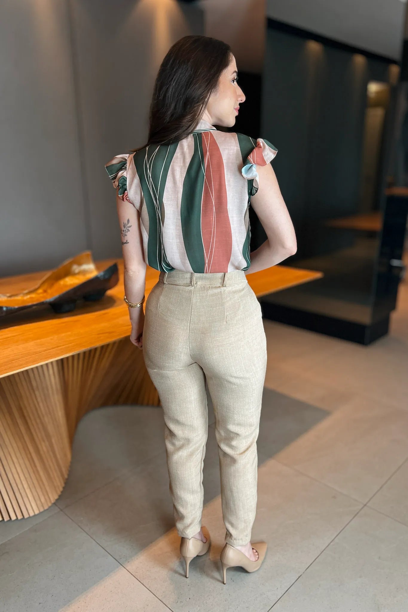 Conjunto: Blusa Decote "V" Babados Manga Taina Estampada Verde + Calça Detalhe Cós Assimétrico Poli-linho Amanda Bege