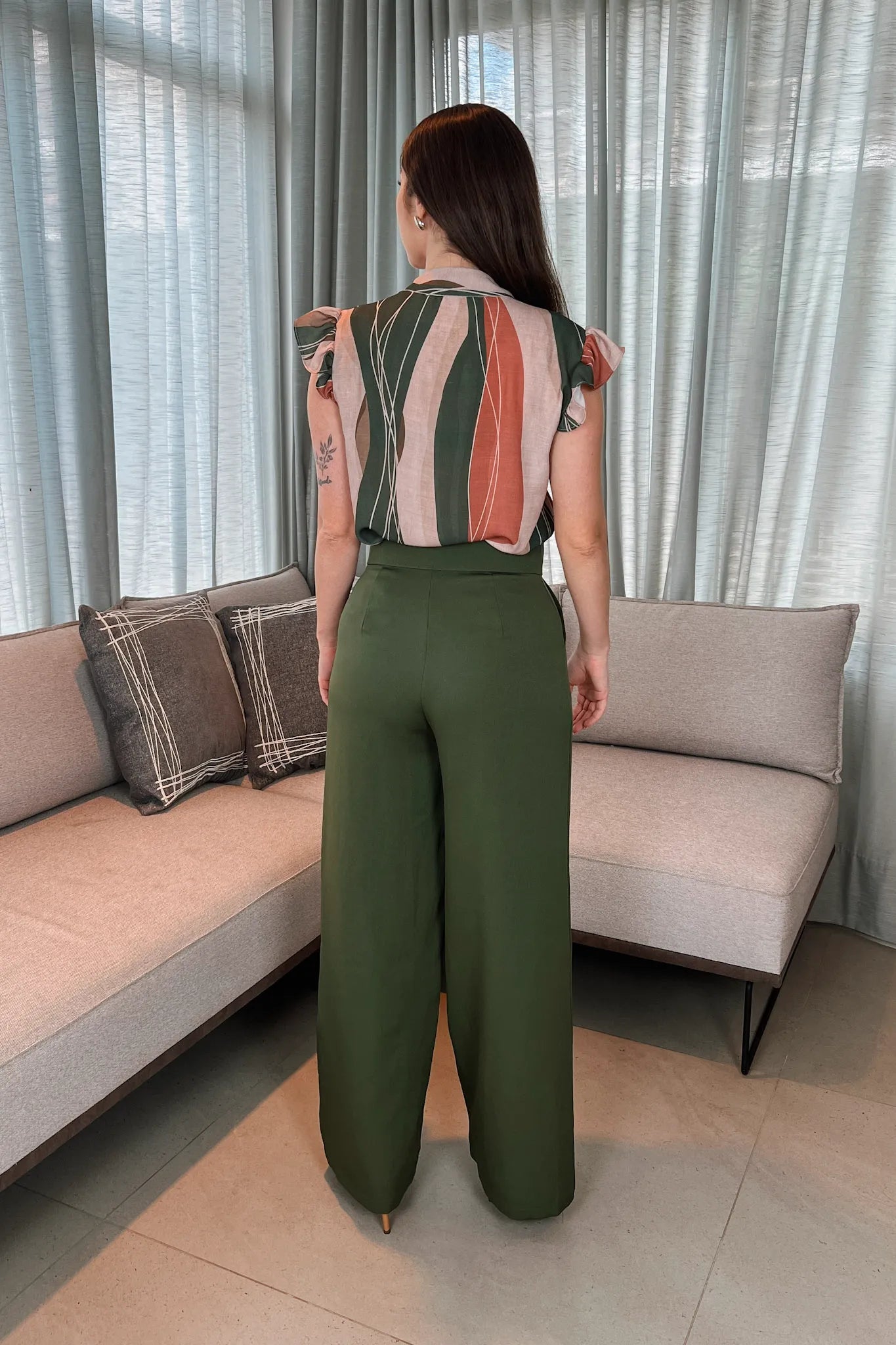 Conjunto: Blusa Decote "V" Babados Manga Taina Estampada Verde + Calça Pantalona Alfaiataria Mariane Verde Militar