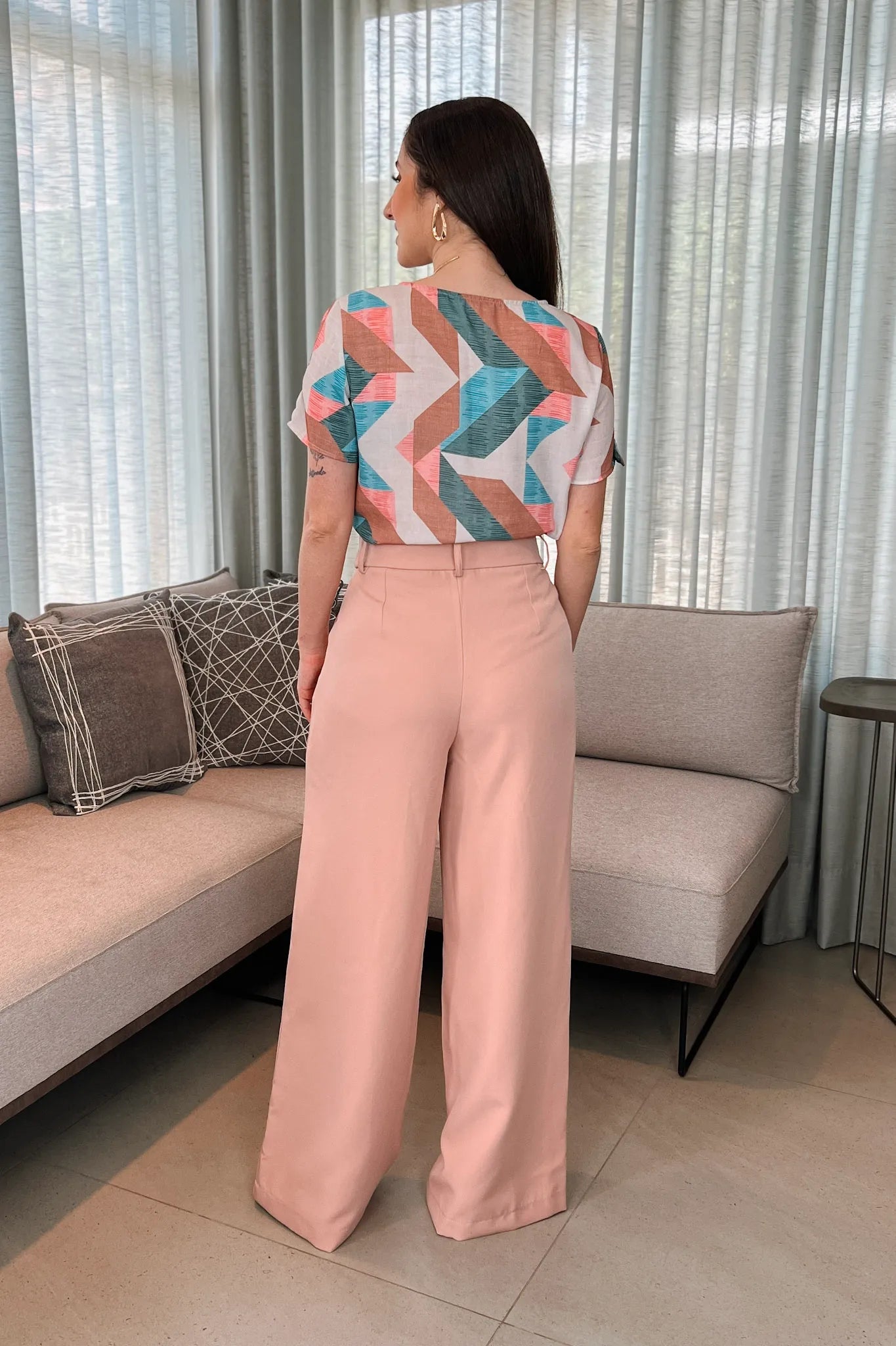 Conjunto: Blusa Manga Curta Estampa Geométrica Giulia Bege + Calça Pantalona Detalhe Passador Marina Rosa Claro