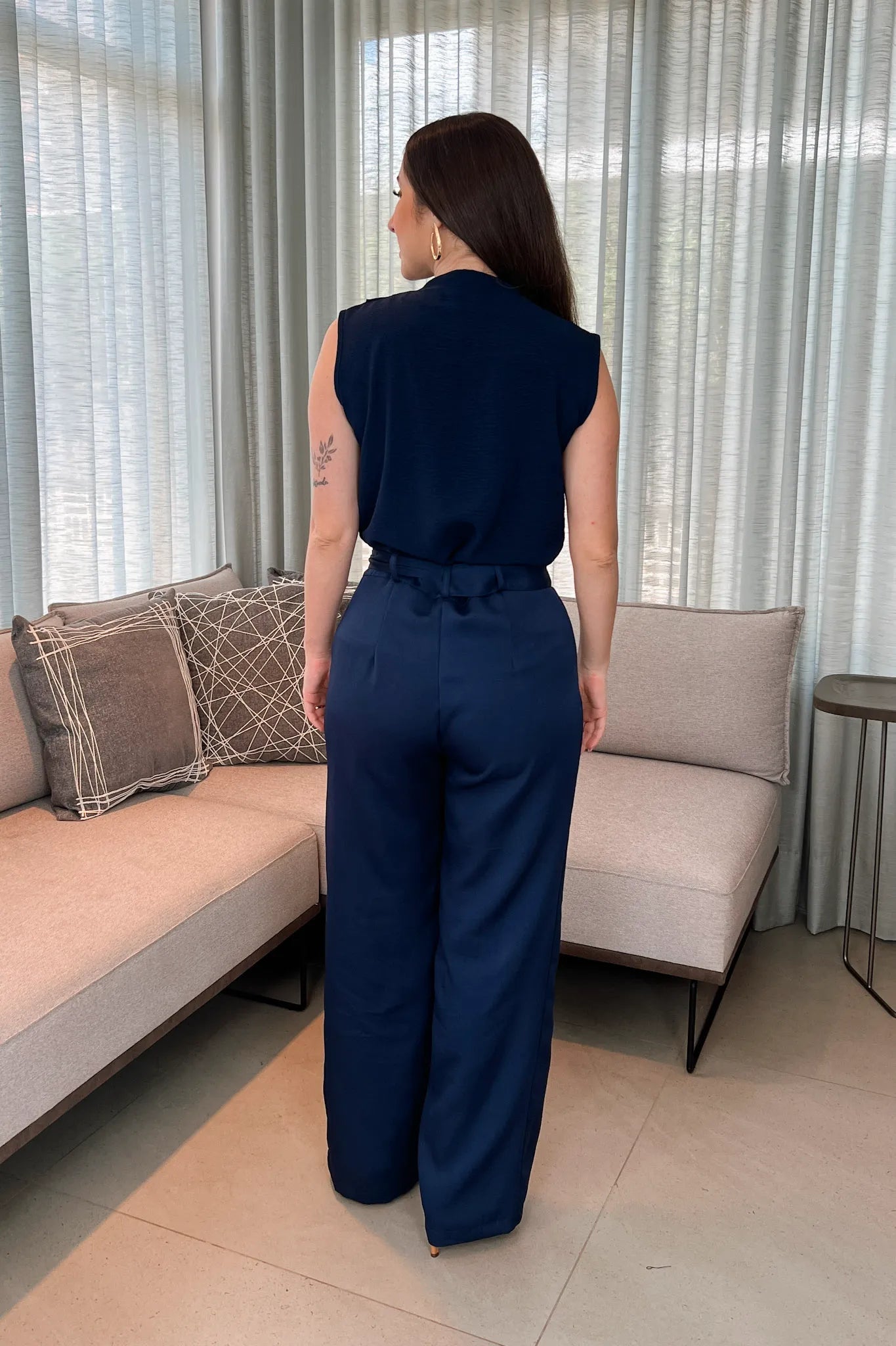 Conjunto: Blusa Textura Regata Decote "V" Tatiana Azul Marinho + Calça Corte Reto Detalhe Cinto Priscila Azul Marinho