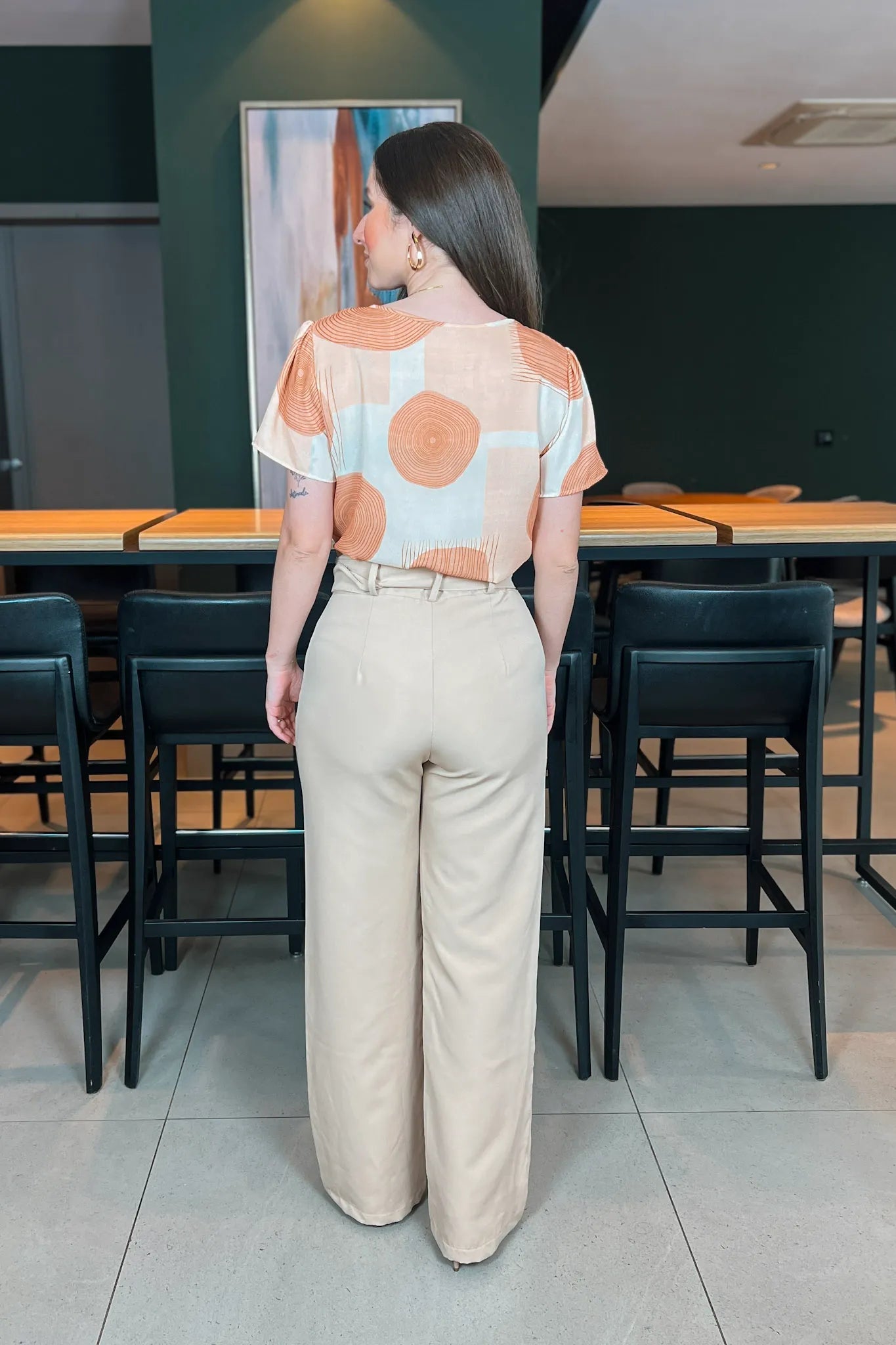 Conjunto: Blusa Manga Curta Tendência Crepe Detalhe Colo Glória Pires Estampada Bege + Calça Corte Reto Detalhe Cinto Priscila Bege