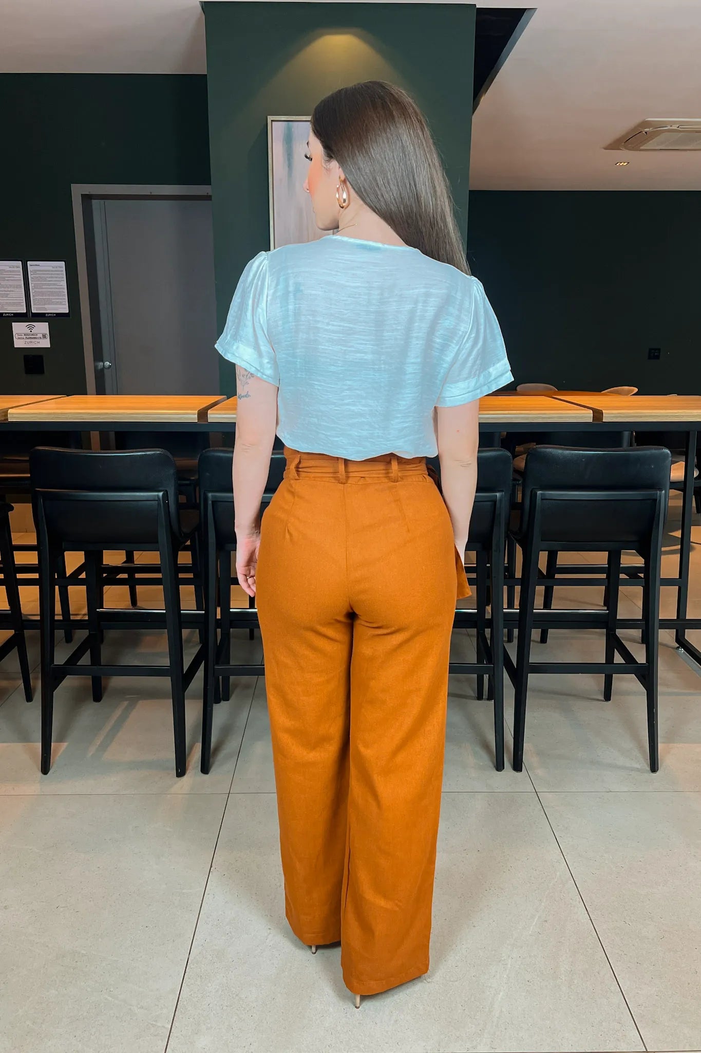 Conjunto: Blusa Manga Curta Decote "V" Graziela Branca + Calça Pantalona Clochard Em Linho Detalhe Cós Melissa Marrom