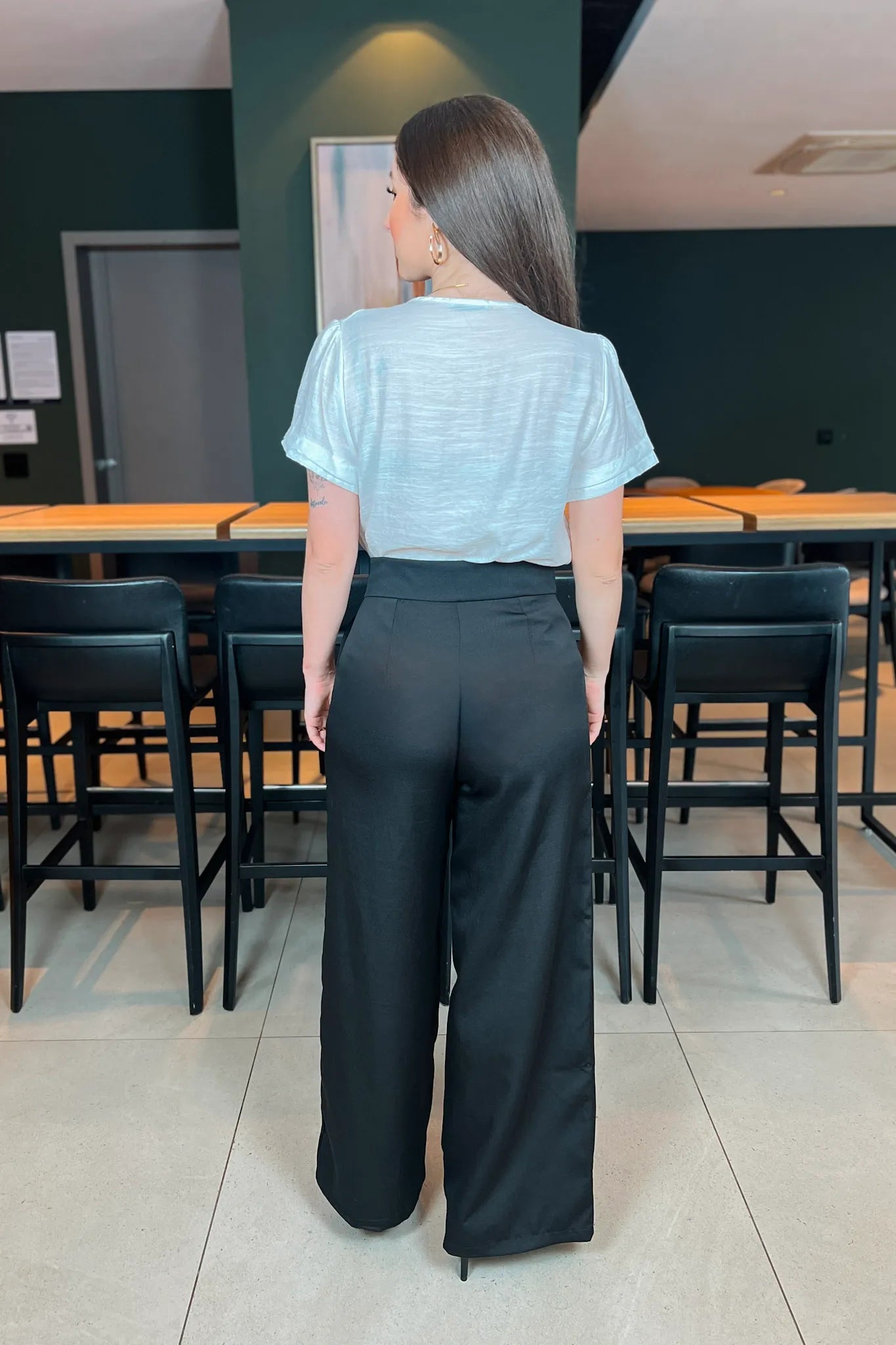 Conjunto: Blusa Manga Curta Decote "V" Graziela Branca + Calça Pantalona Alfaiataria Mariane Preta