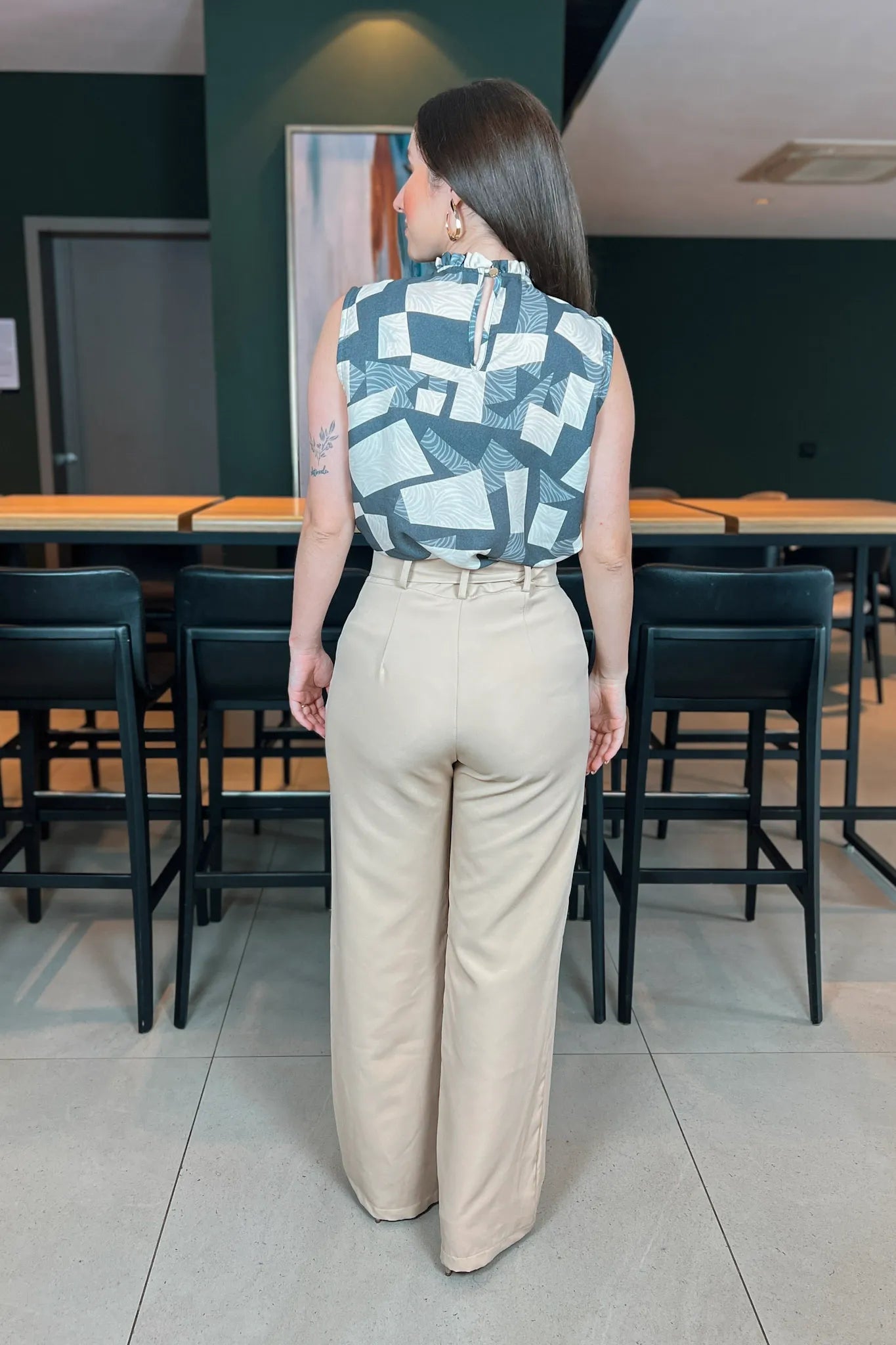 Conjunto: Blusa Regata Babados Gola Andreia Geométrica Cinza + Calça Corte Reto Detalhe Cinto Priscila Bege