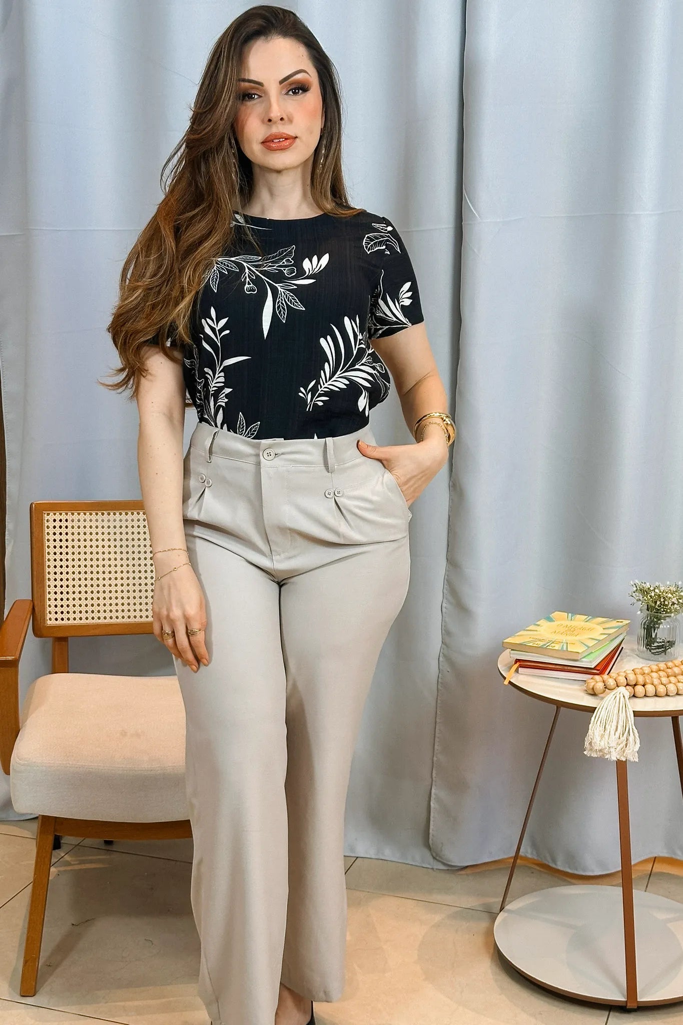 Conjunto: Blusa Manga Curta Visco Brise Telma Estampa Folhagem Preta + Calça Pantalona Detalhe Botões Crepe Alfaiataria Larissa Cinza Claro