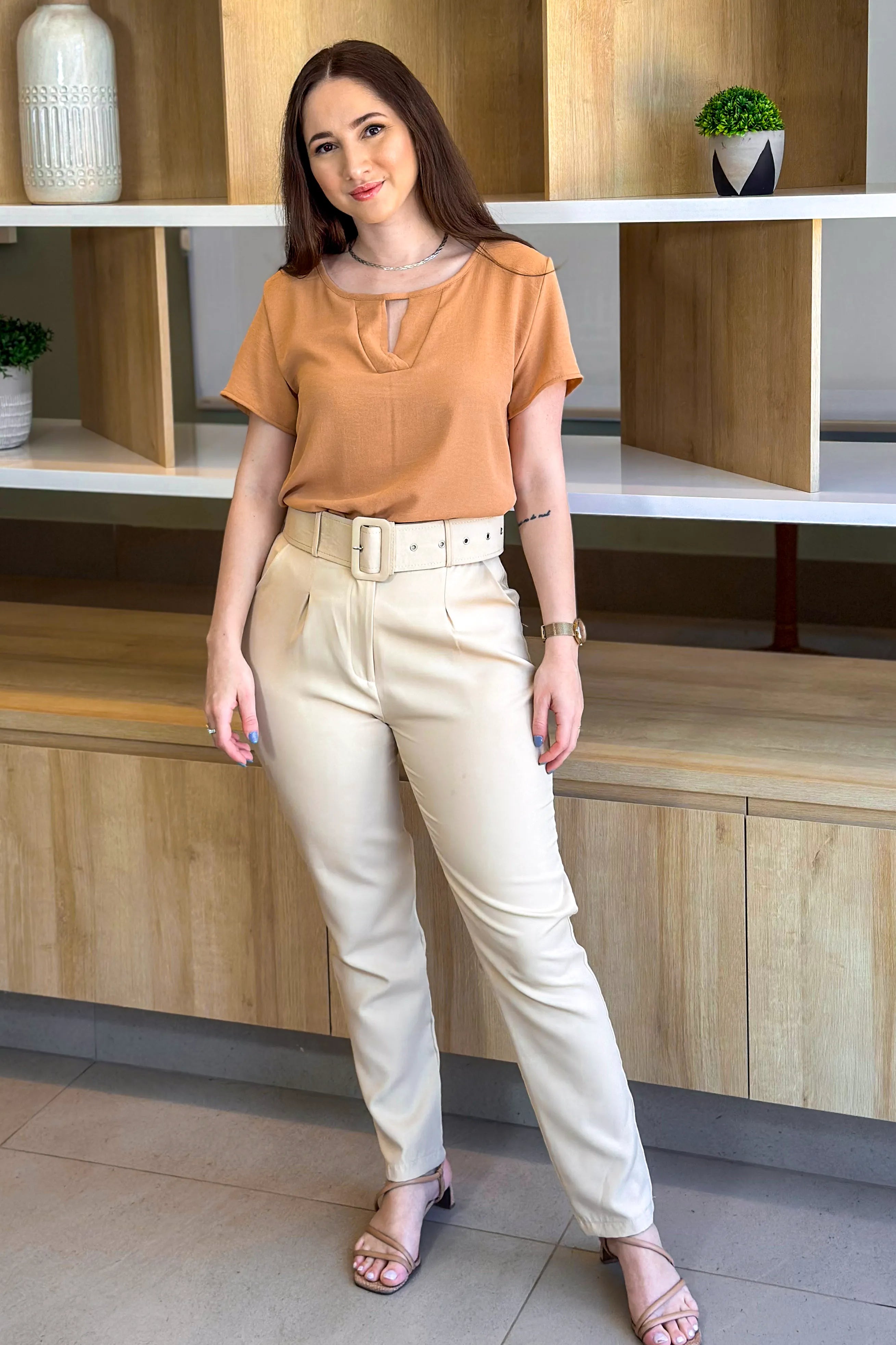 Conjunto: Blusa Manga Curta Detalhe Choker Jade Marrom + Calça Cenoura Cinto Encapado Bege
