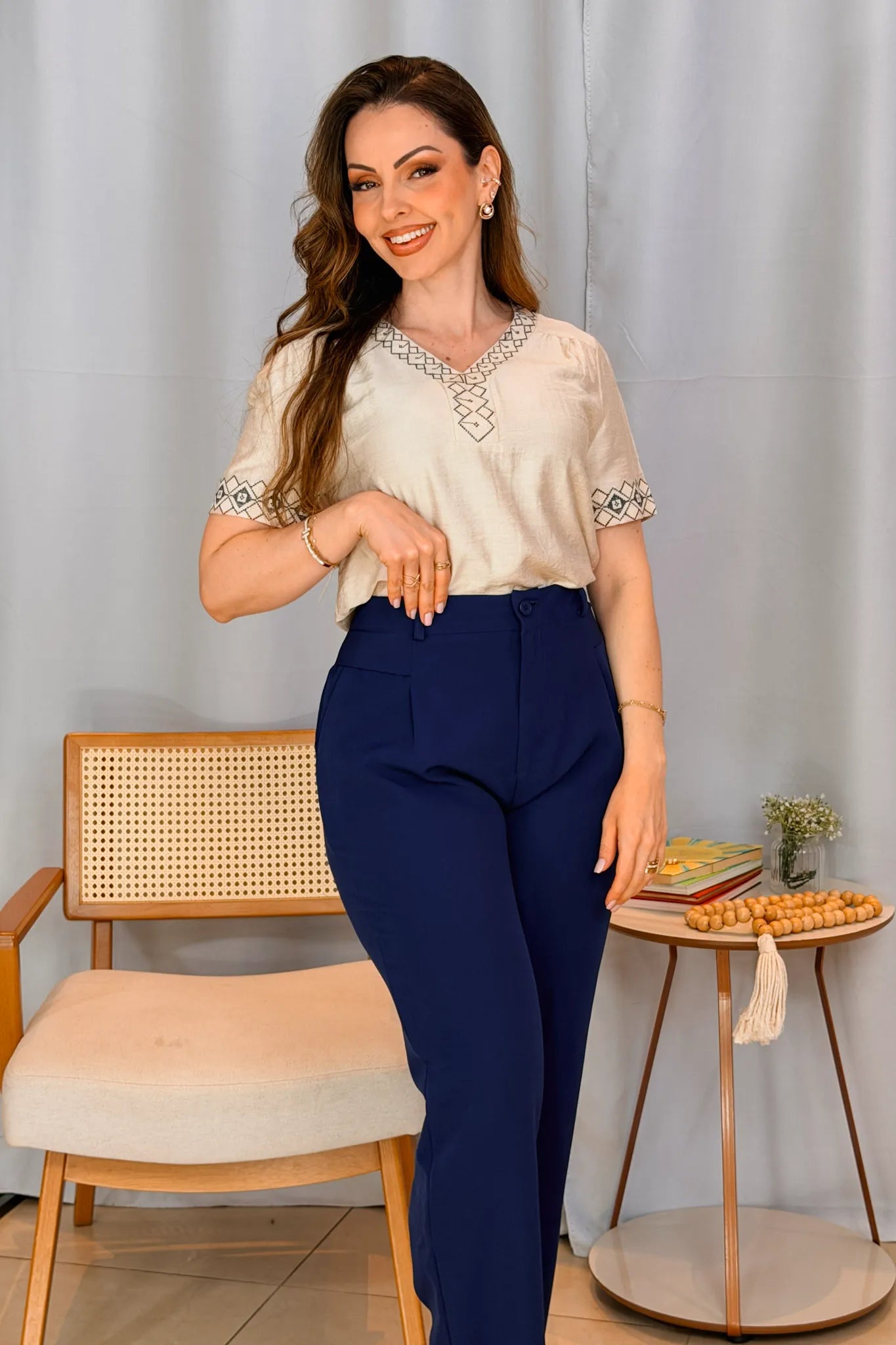 Conjunto: Blusa Manga Curta Detalhe Decote "V" Bordada Visco Brise Clarice Bege + Calça Corte Reto Alfaiataria Detalhe Bolso Adriana Esteves Azul Marinho