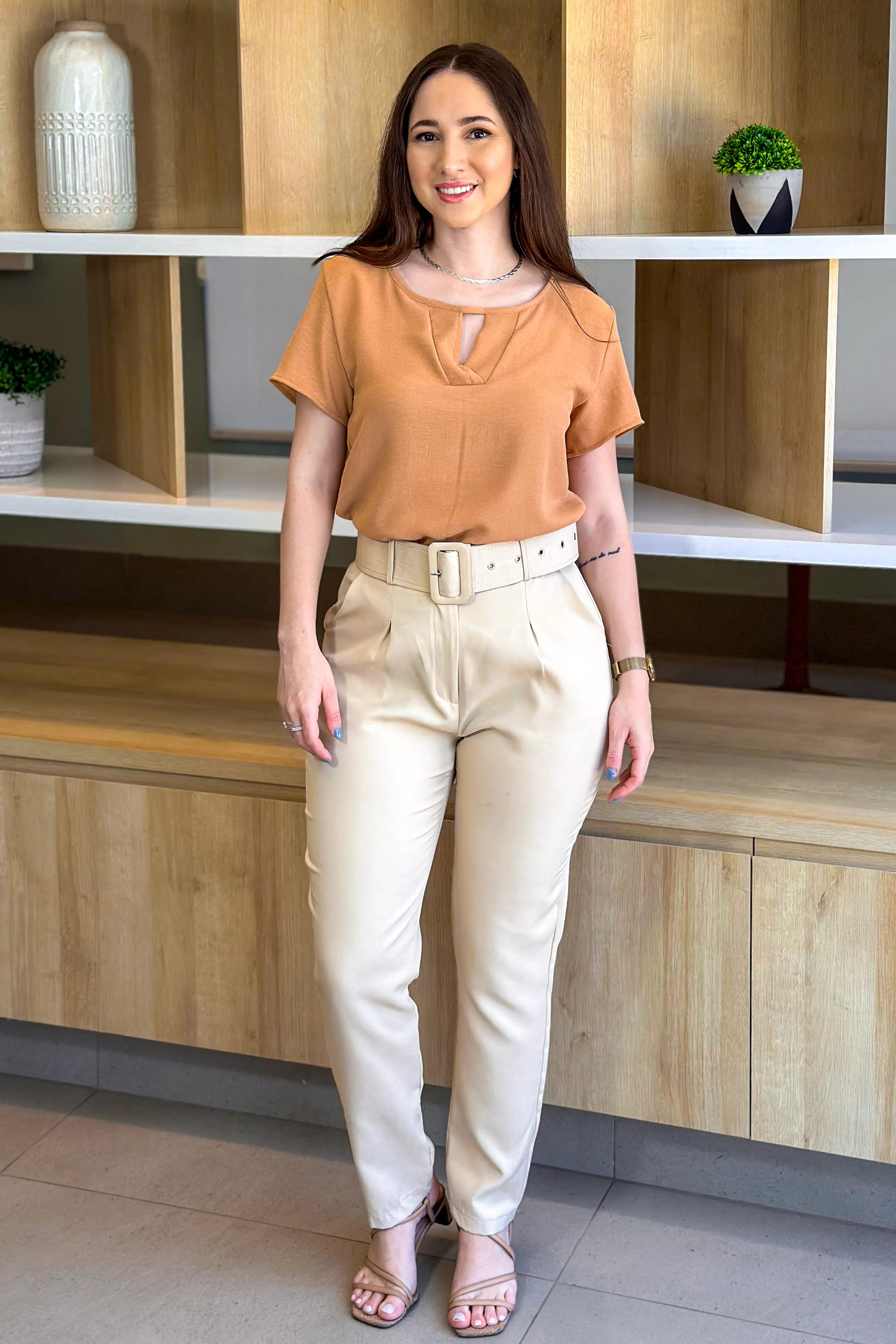 Conjunto: Blusa Manga Curta Detalhe Choker Jade Marrom + Calça Cenoura Cinto Encapado Bege