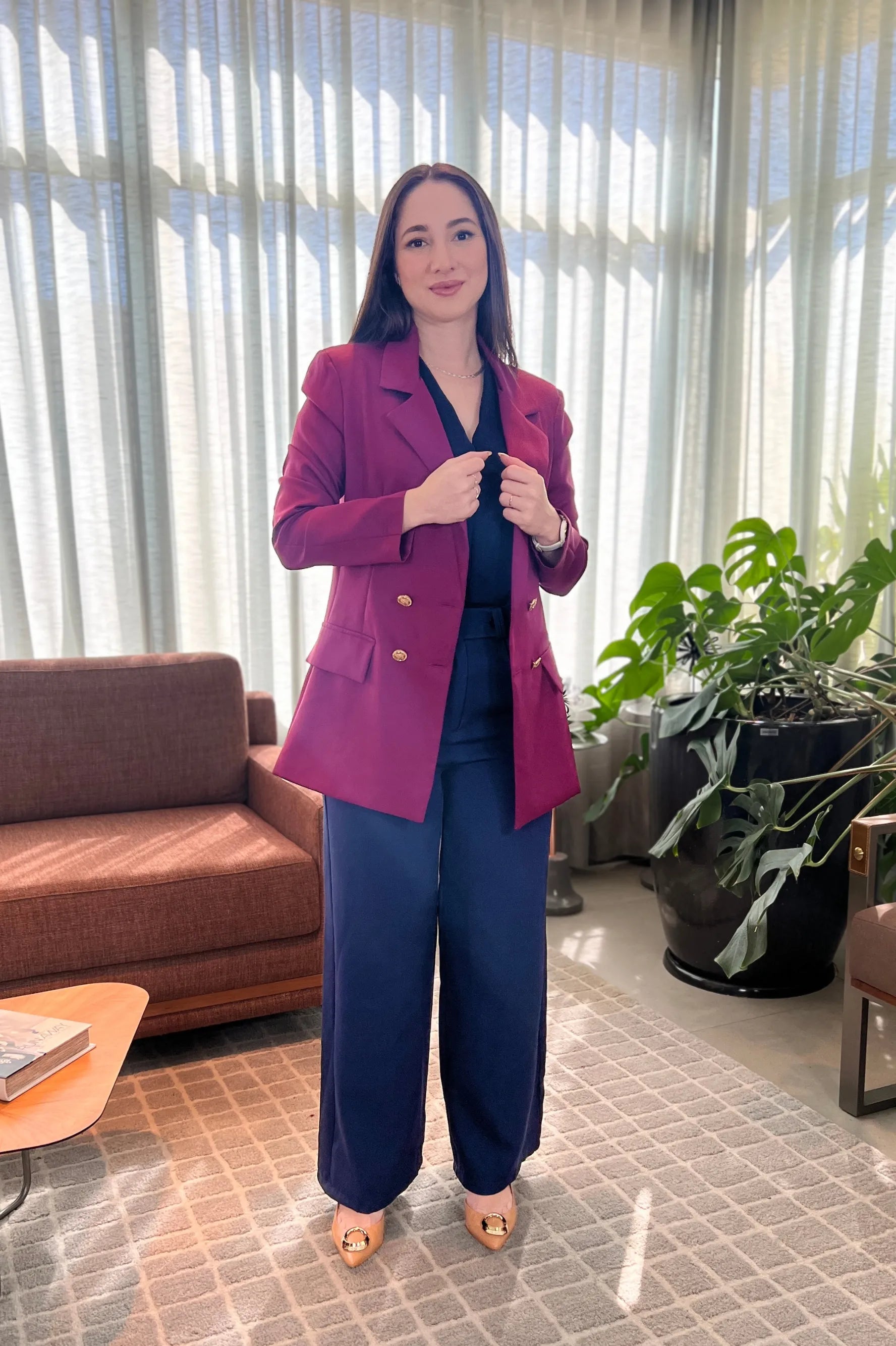 Conjunto: Blusa Textura Regata Decote "V" Tatiana Azul Marinho + Calça Pantalona Alfaiataria Mariane Azul Marinho + Blazer Detalhe Botões Jaqueline Fúcsia