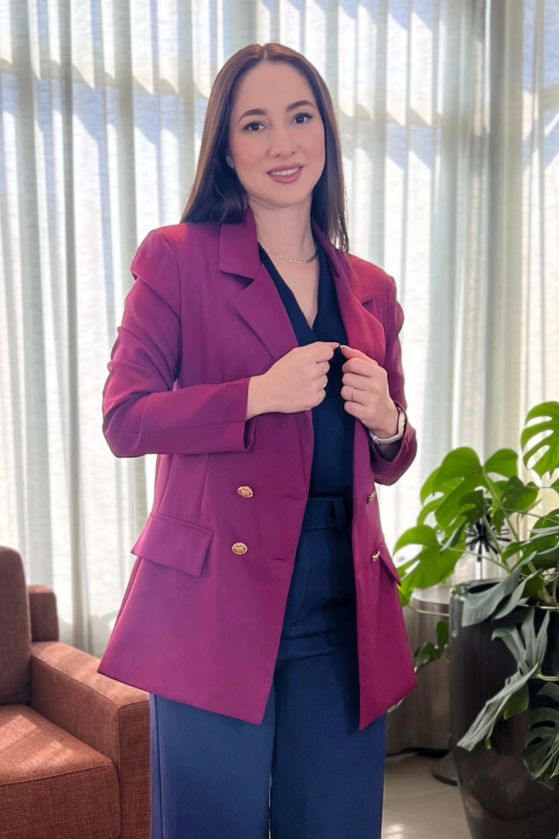 Conjunto: Blusa Textura Regata Decote "V" Tatiana Azul Marinho + Calça Pantalona Alfaiataria Mariane Azul Marinho + Blazer Detalhe Botões Jaqueline Fúcsia