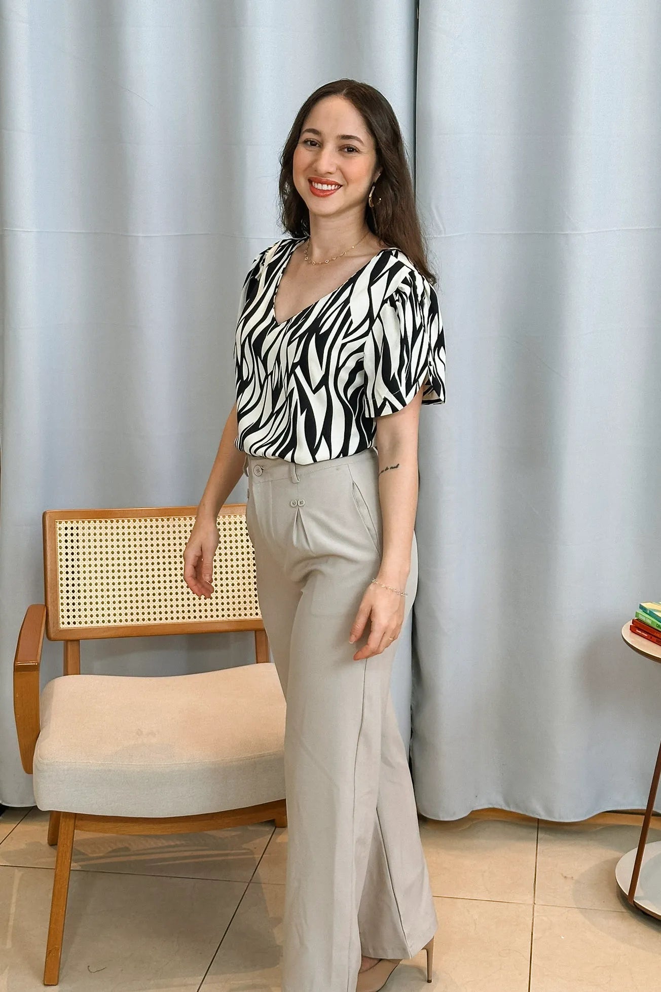 Conjunto: Blusa Manga Curta Detalhe Botão Decote "V" Crepe Classic Graciane Preta + Calça Pantalona Detalhe Botões Crepe Alfaiataria Larissa Cinza Claro