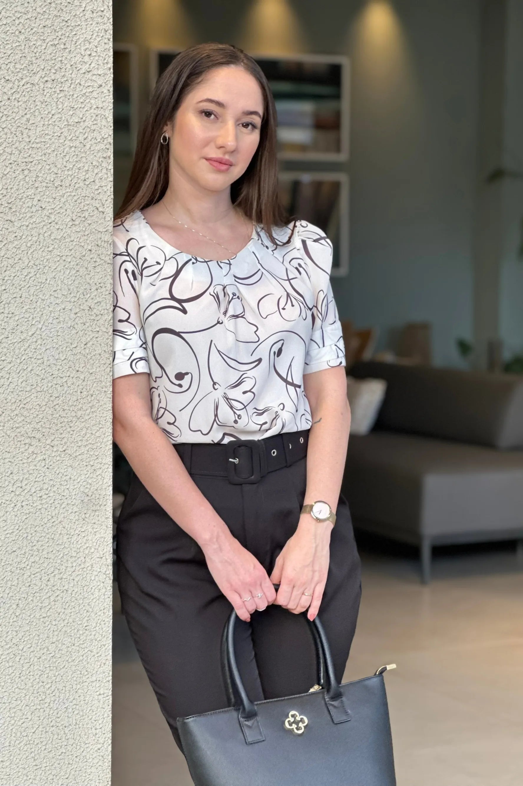 Conjunto: Blusa Manga Curta Camadas Olívia Estampada Branca + Calça Cinto Encapado Cenoura Preta