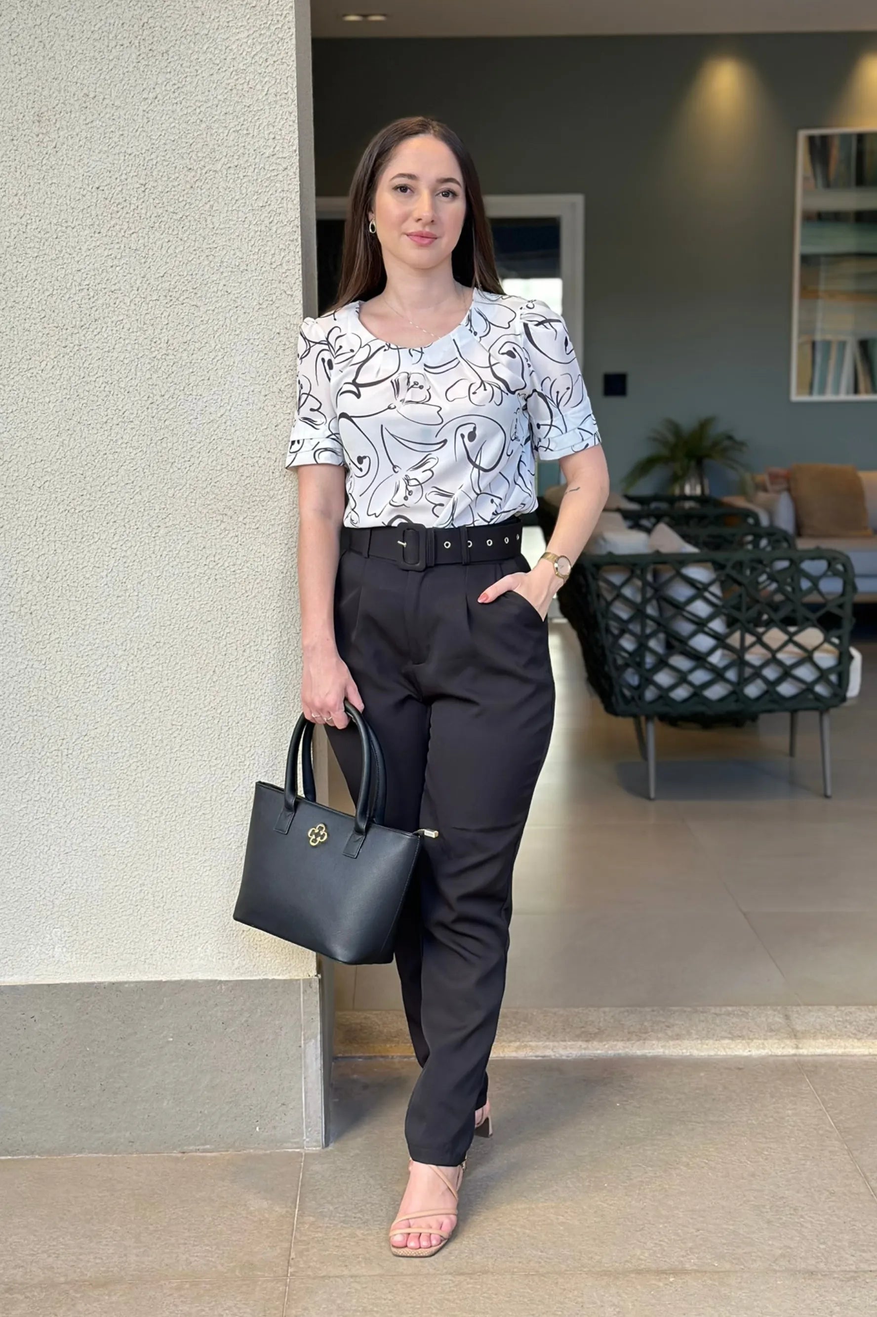 Conjunto: Blusa Manga Curta Camadas Olívia Estampada Branca + Calça Cinto Encapado Cenoura Preta