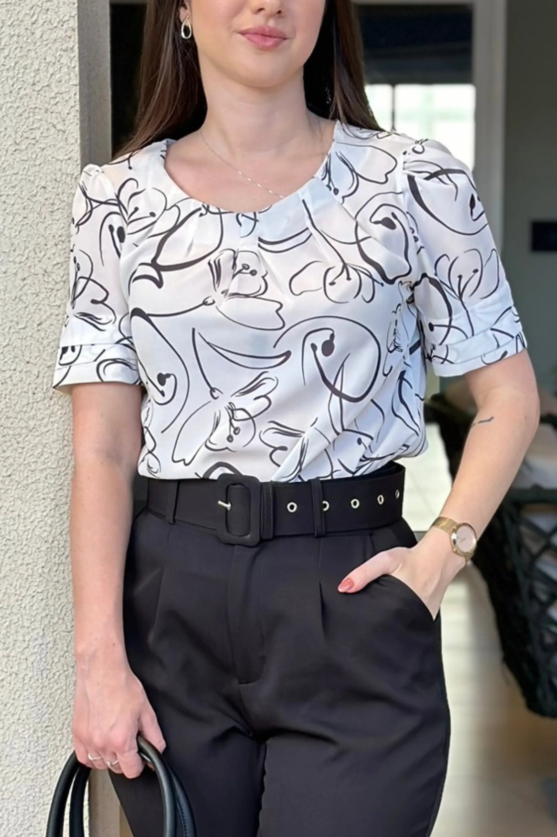 Conjunto: Blusa Manga Curta Camadas Olívia Estampada Branca + Calça Cinto Encapado Cenoura Preta