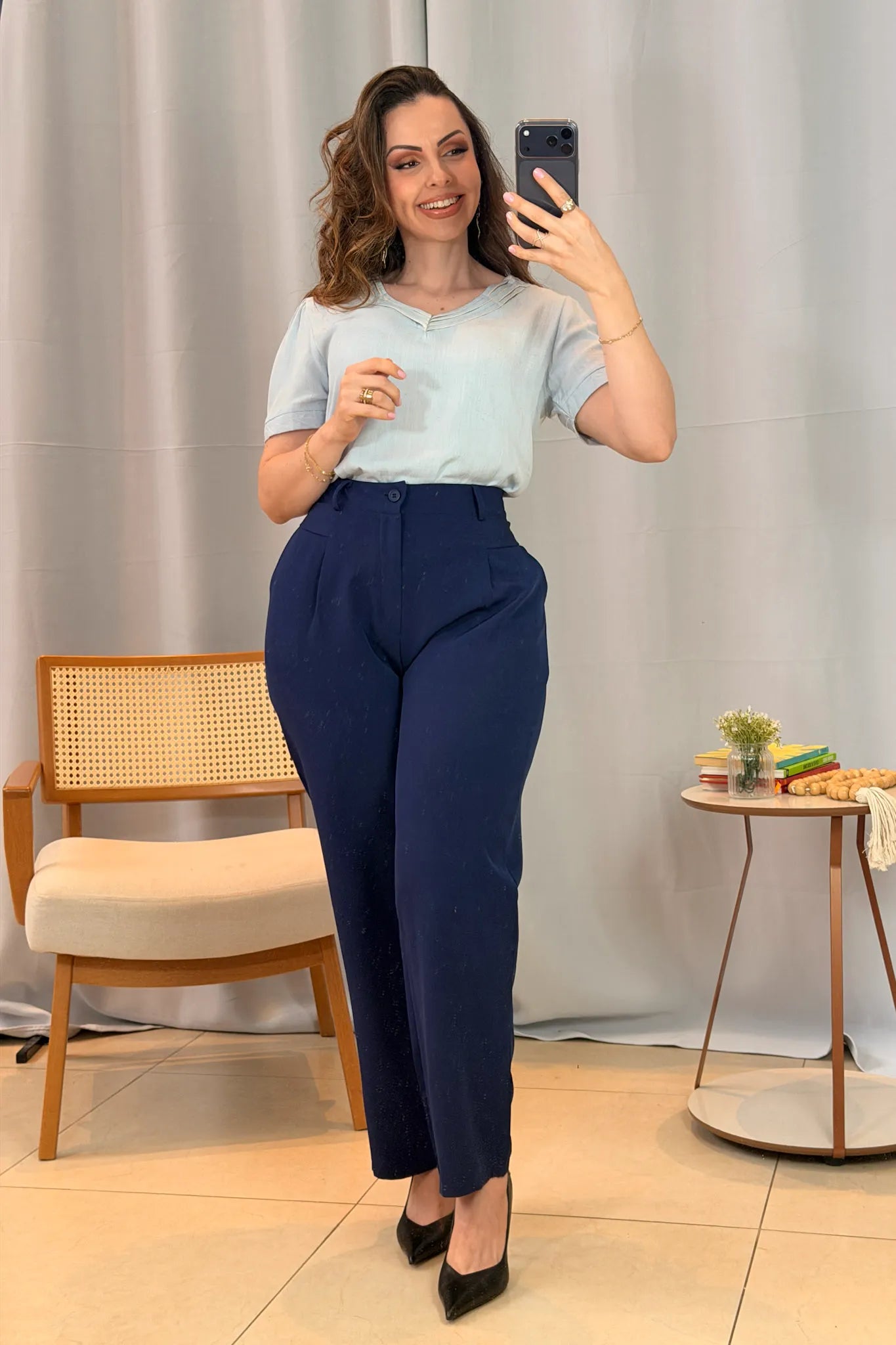 Conjunto: Blusa Manga Curta Detalhe Decote "V" Visco-Linho Marília Azul + Calça Corte Reto Alfaiataria Detalhe Bolso Adriana Esteves Azul Marinho
