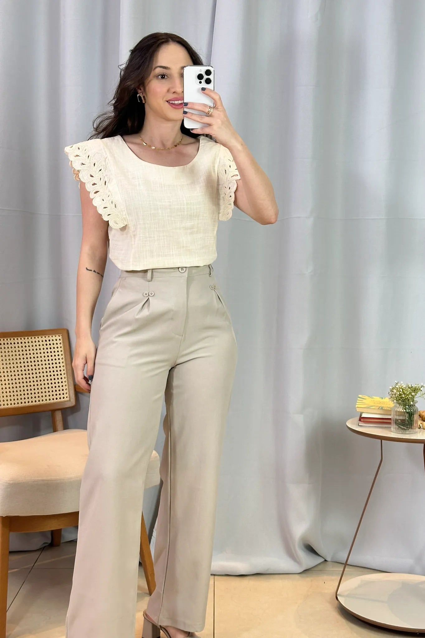 Conjunto: Blusa Regata Detalhe Bordado Em Visco Comfort Juliane Creme + Calça Pantalona Detalhe Botões Crepe Alfaiataria Larissa Cinza