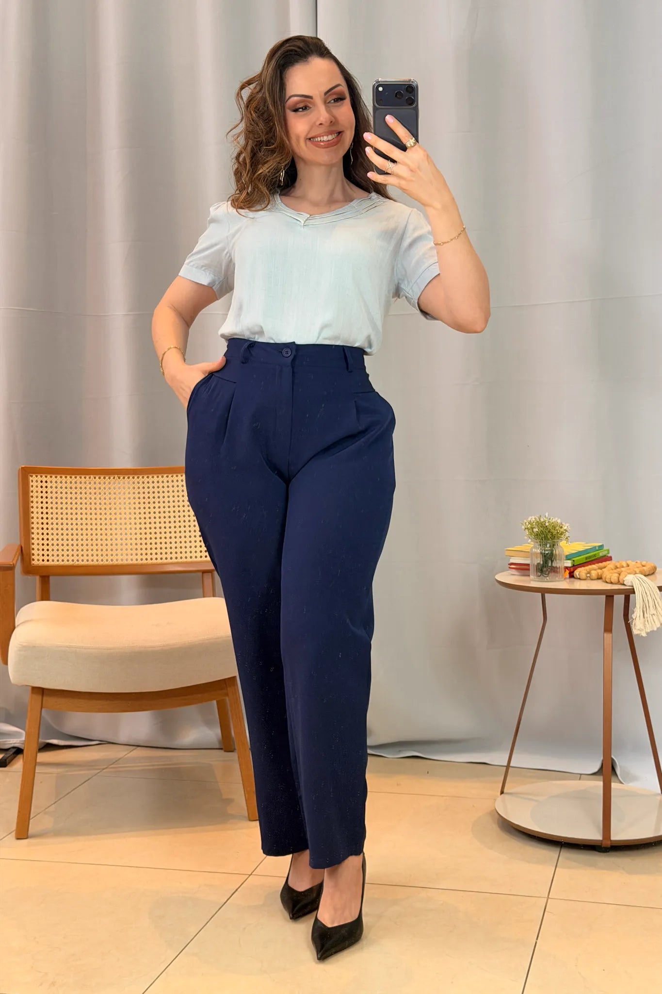 Conjunto: Blusa Manga Curta Detalhe Decote "V" Visco-Linho Marília Azul + Calça Corte Reto Alfaiataria Detalhe Bolso Adriana Esteves Azul Marinho