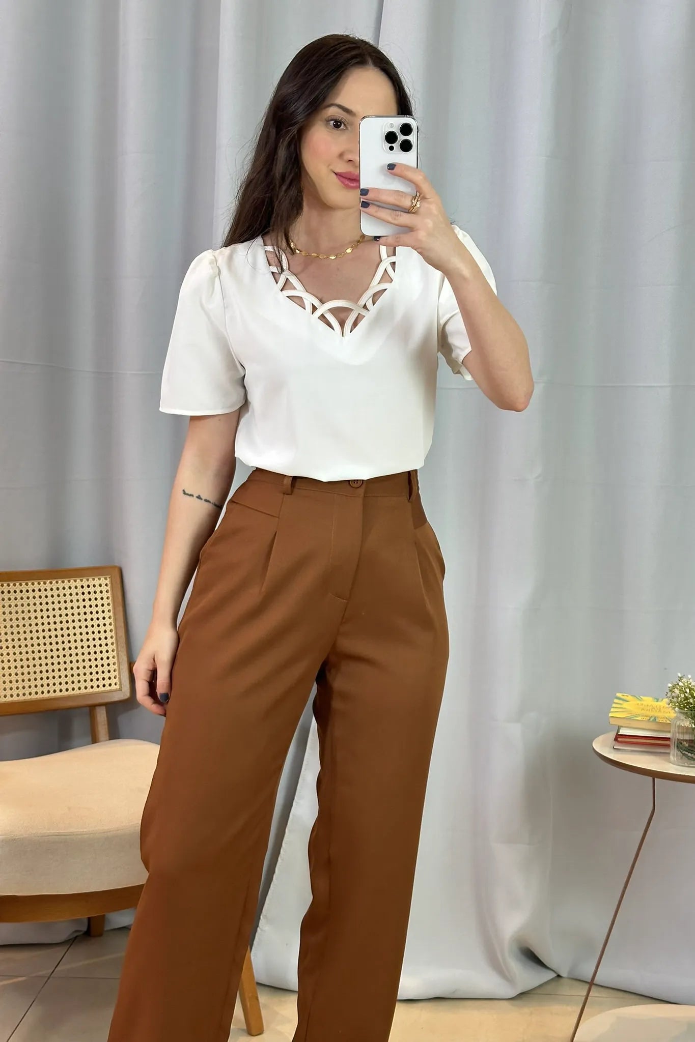 Conjunto: Blusa Manga Curta Detalhe Decote Crepe Classic Carolina Branca + Calça Corte Reto Alfaiataria Detalhe Bolso Adriana Esteves Marrom