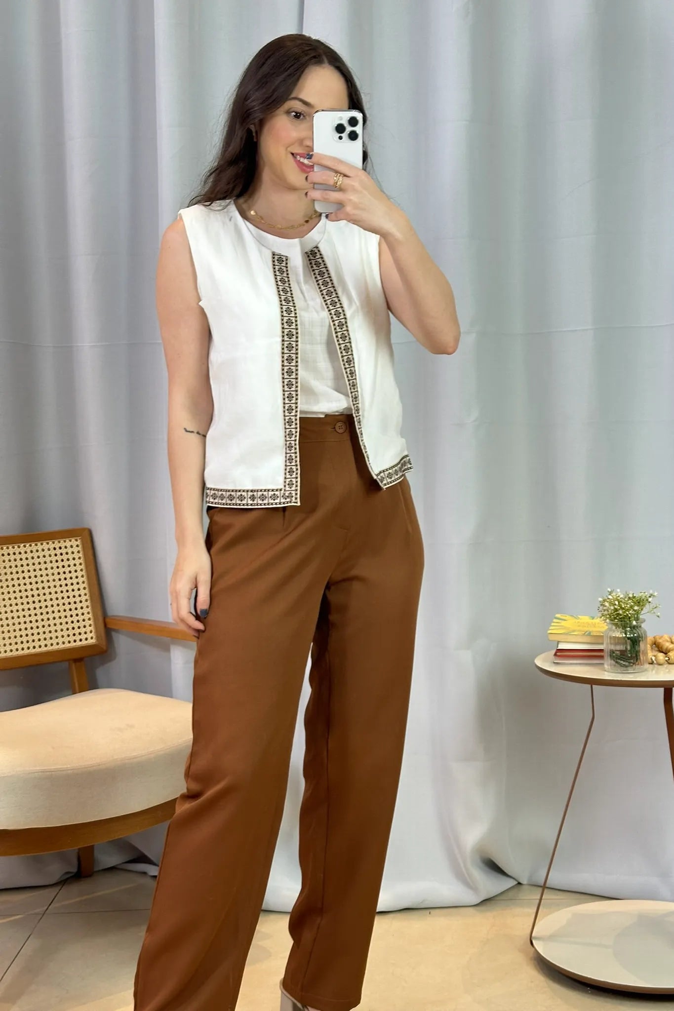 Conjunto: Blusa Detalhe Bordado Manga Soft Cotton Selena Branca + Colete Regata Detalhe Barra Cotton Maju Coutinho Branco + Calça Corte Reto Alfaiataria Detalhe Bolso Adriana Esteves Marrom
