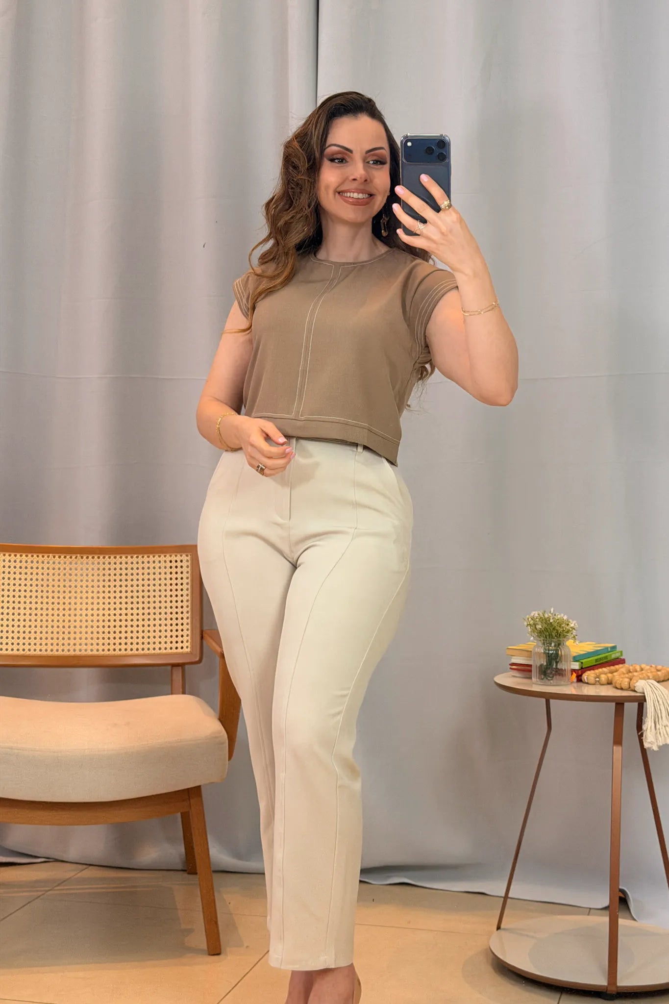Conjunto: Blusa Manga Curta Detalhe Zíper Urban Fit Sabrina Sato Marrom + Calça Corte Reto Detalhe Friso Crepe Milano Eliana Bezerra Creme