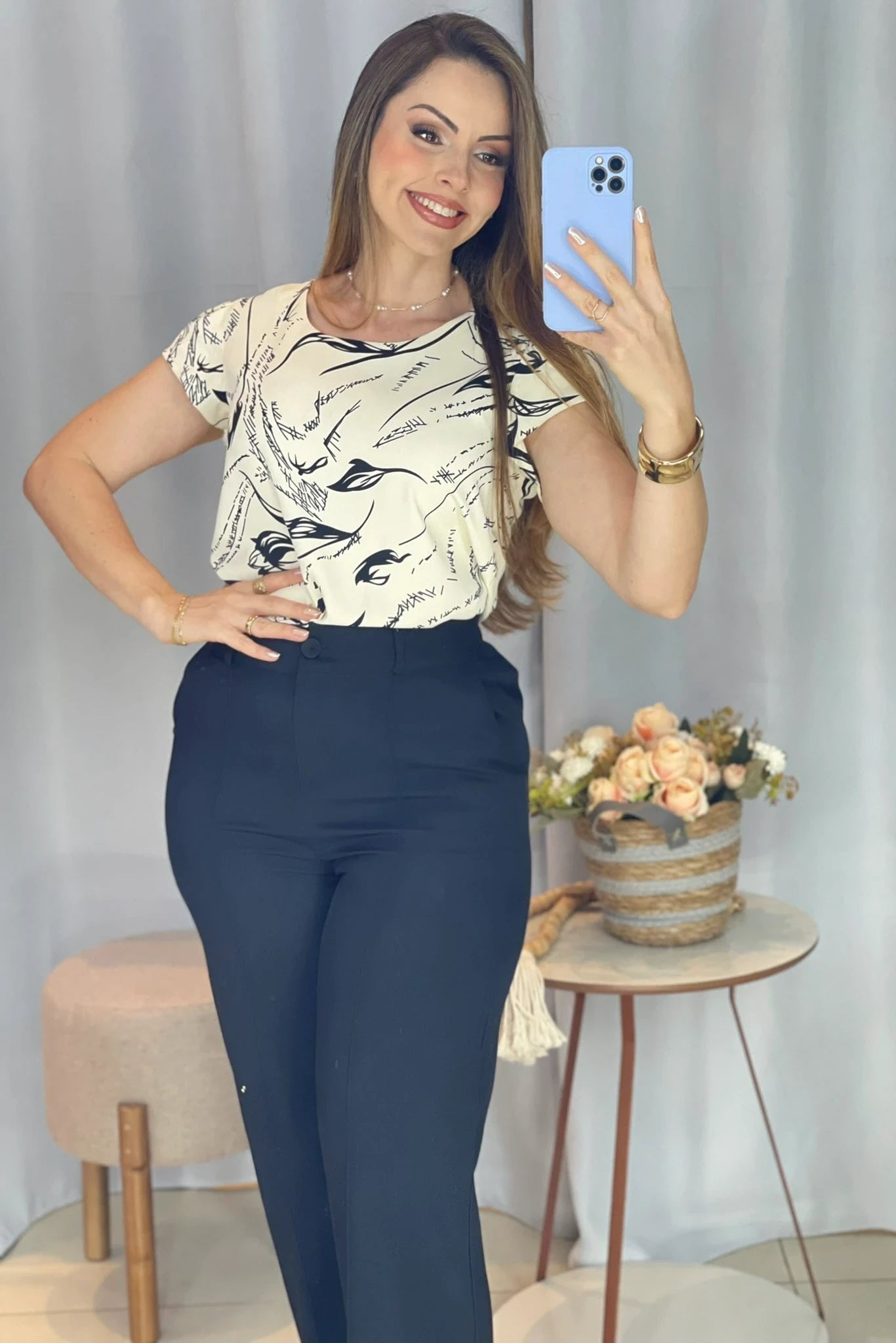 Conjunto: Blusa Manga Curta Transpassada Estampada em Crepe Classic Simone Creme + Calça Corte Reto Cotton Alfaiataria Lisse Detalhe em Friso Ariane Preta