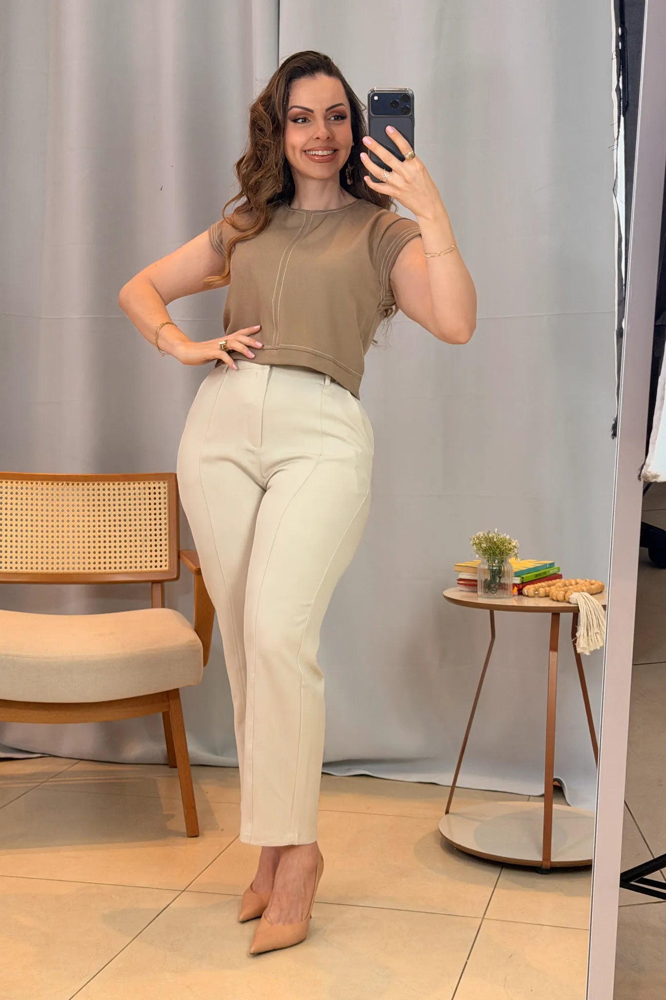 Conjunto: Blusa Manga Curta Detalhe Zíper Urban Fit Sabrina Sato Marrom + Calça Corte Reto Detalhe Friso Crepe Milano Eliana Bezerra Creme