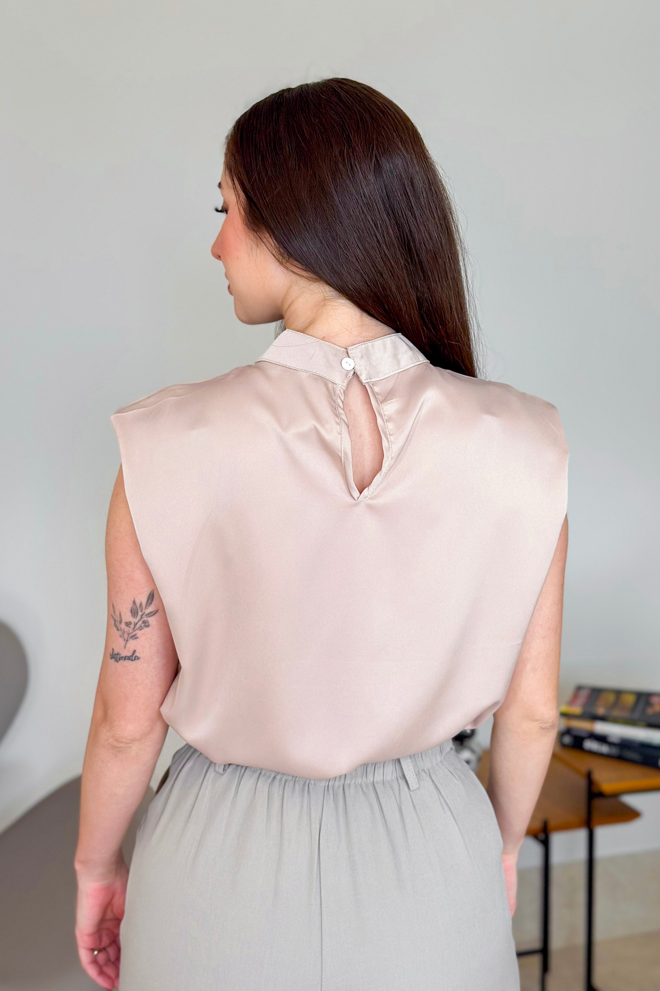 Blusa Regata em Poly Silk Detalhe Pregas Colo Lorrana Bege