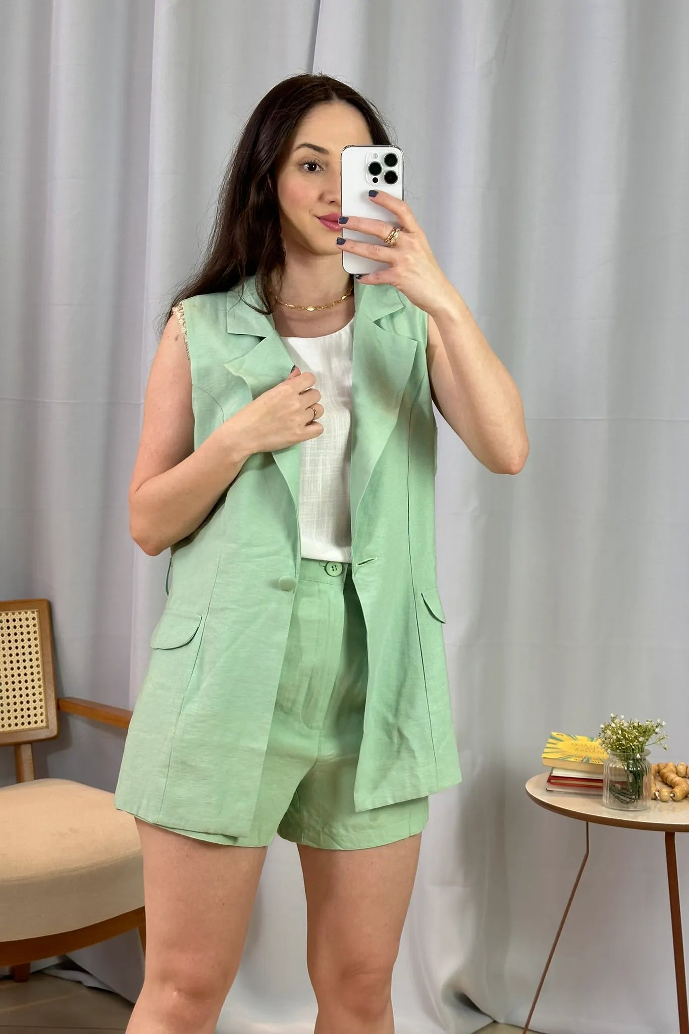 Conjunto: Blusa Regata Detalhe Bordado Visco-linho Ana Maria Braga Branca + Colete Em Alfaiataria Camile Ciano + Shorts Detalhe Bolsos Cotton Maju Coutinho Verde