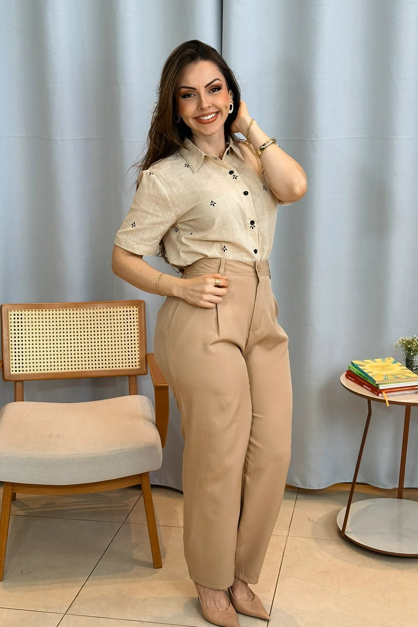 Conjunto: Camisa Manga Curta Bordada Poli Visco Bruna Bege + Calça Corte Reto Alfaiataria Detalhe Bolso Adriana Esteves Bege