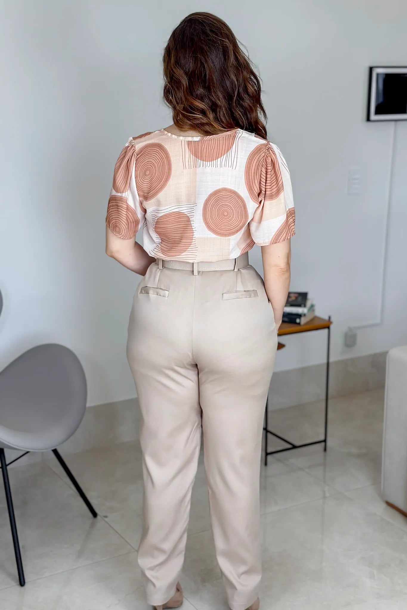 Conjunto: Blusa Manga Curta Tendência Crepe Detalhe Colo Glória Pires Estampada Bege + Calça Cenoura Cinto Encapado Bege