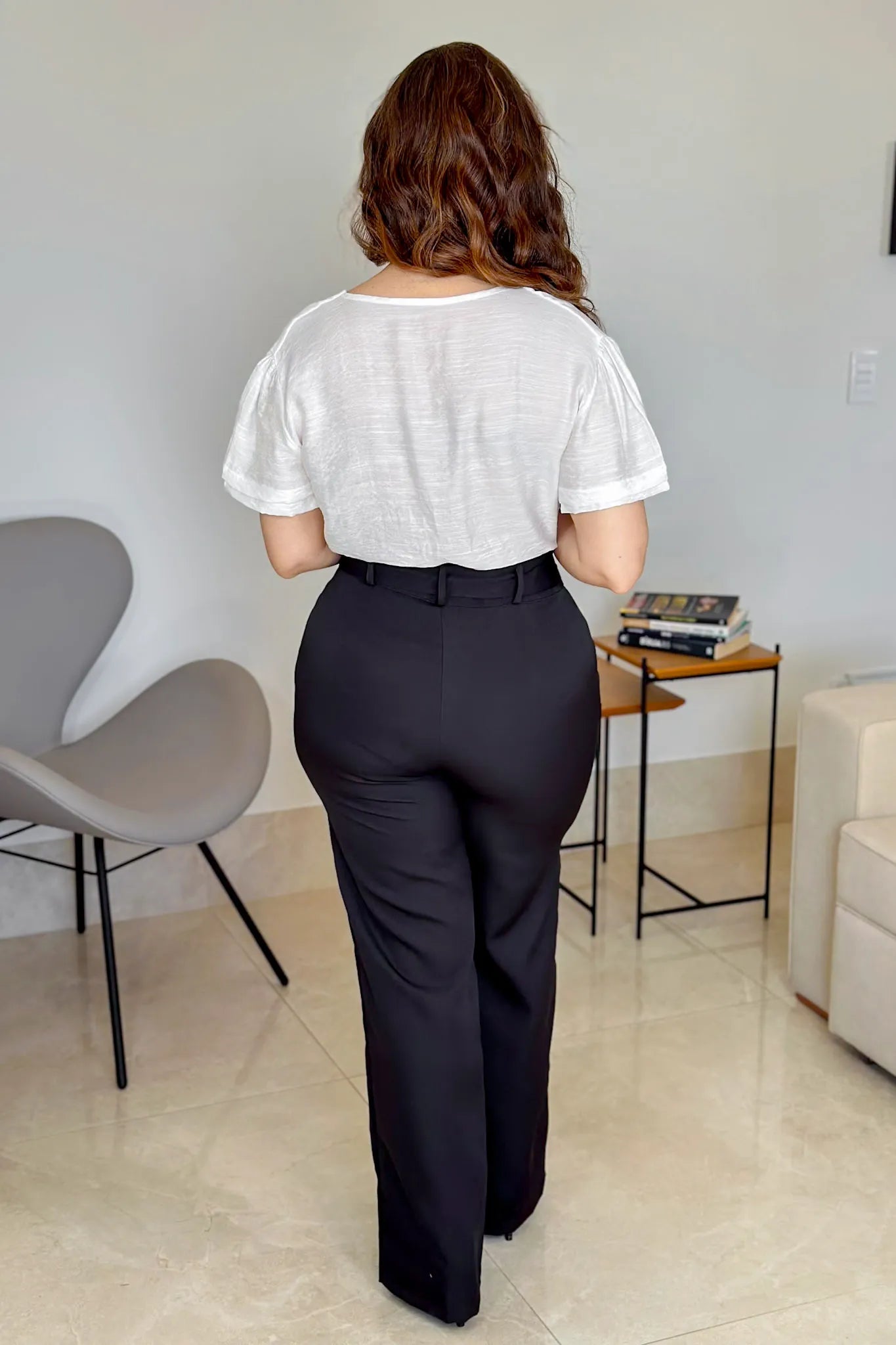 Conjunto: Blusa Manga Curta Decote "V" Graziela Branca + Calça Corte Reto Detalhe Cinto Priscila Preta