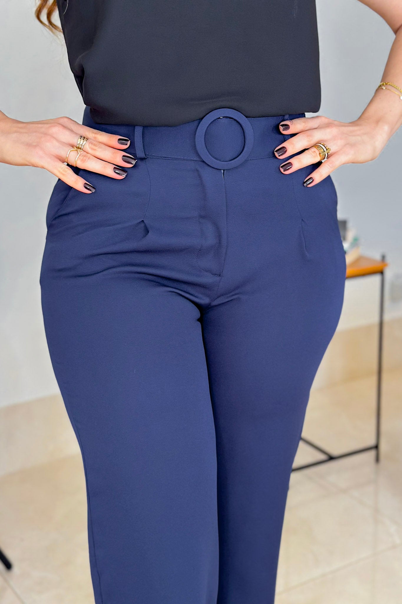 Calça Corte Reto Detalhe Cinto Priscila Azul Marinho - imporium