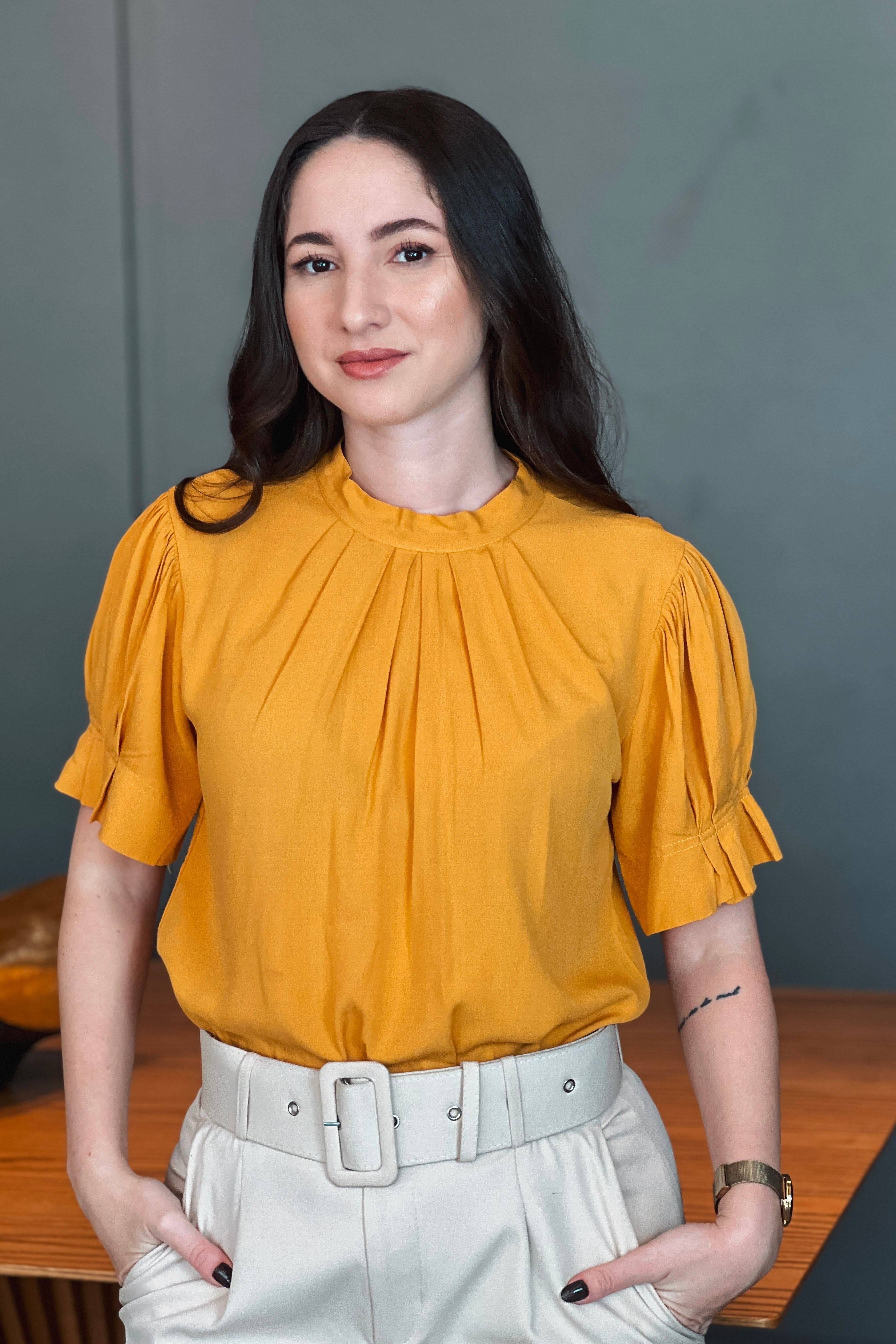 Blusa Manga Curta Plissada Viscose Juliana Mostarda