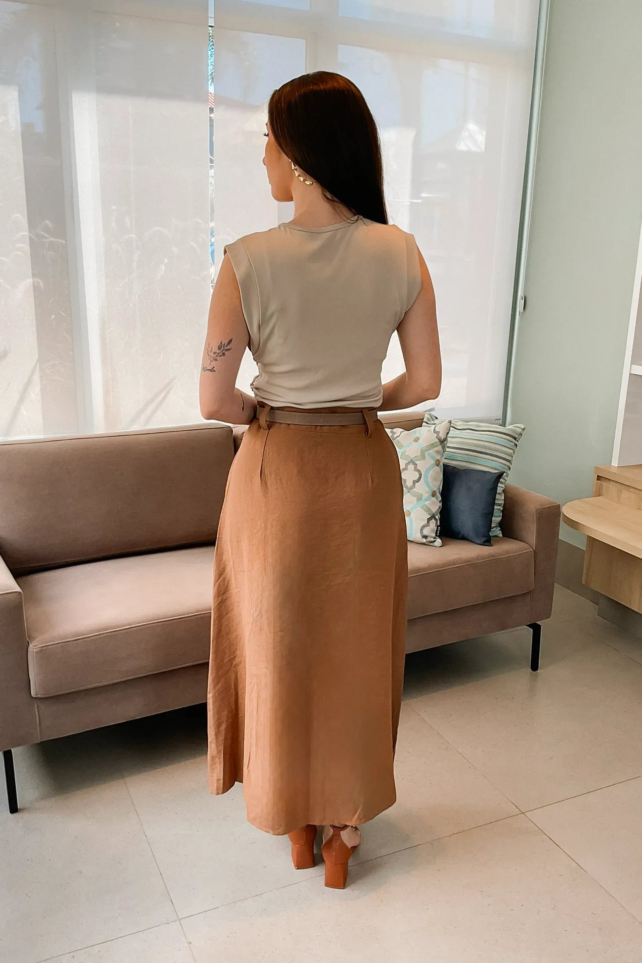 Conjunto: Regata Canelada Soft Detalhe Elastico Lateral Pamela Creme + Saia Midi Visco Premium Carol Marrom
