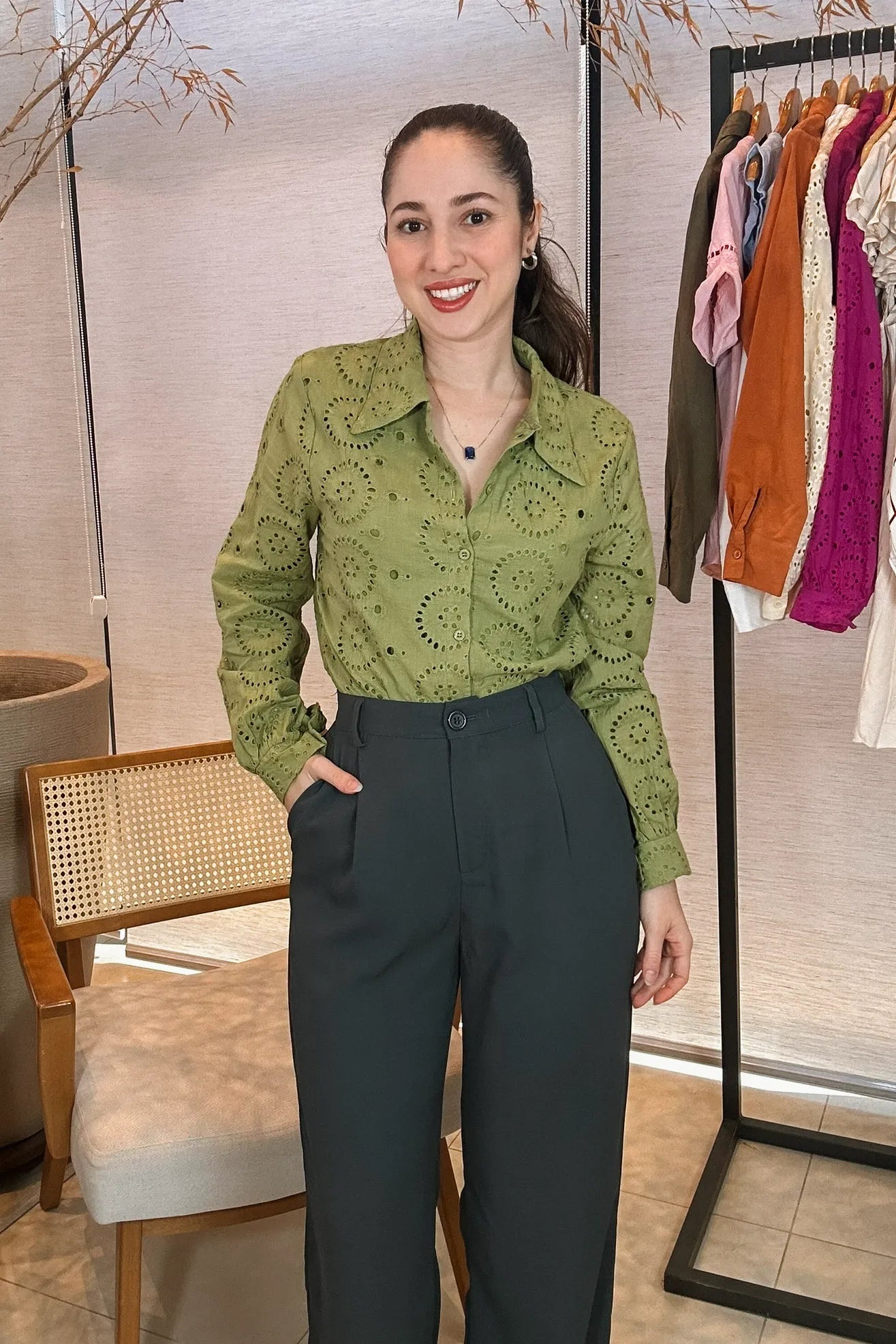 Conjunto: Camisa Manga Longa Em Laise Maia Verde Militar + Calça Pantalona Alfaiataria Lavínia Preta