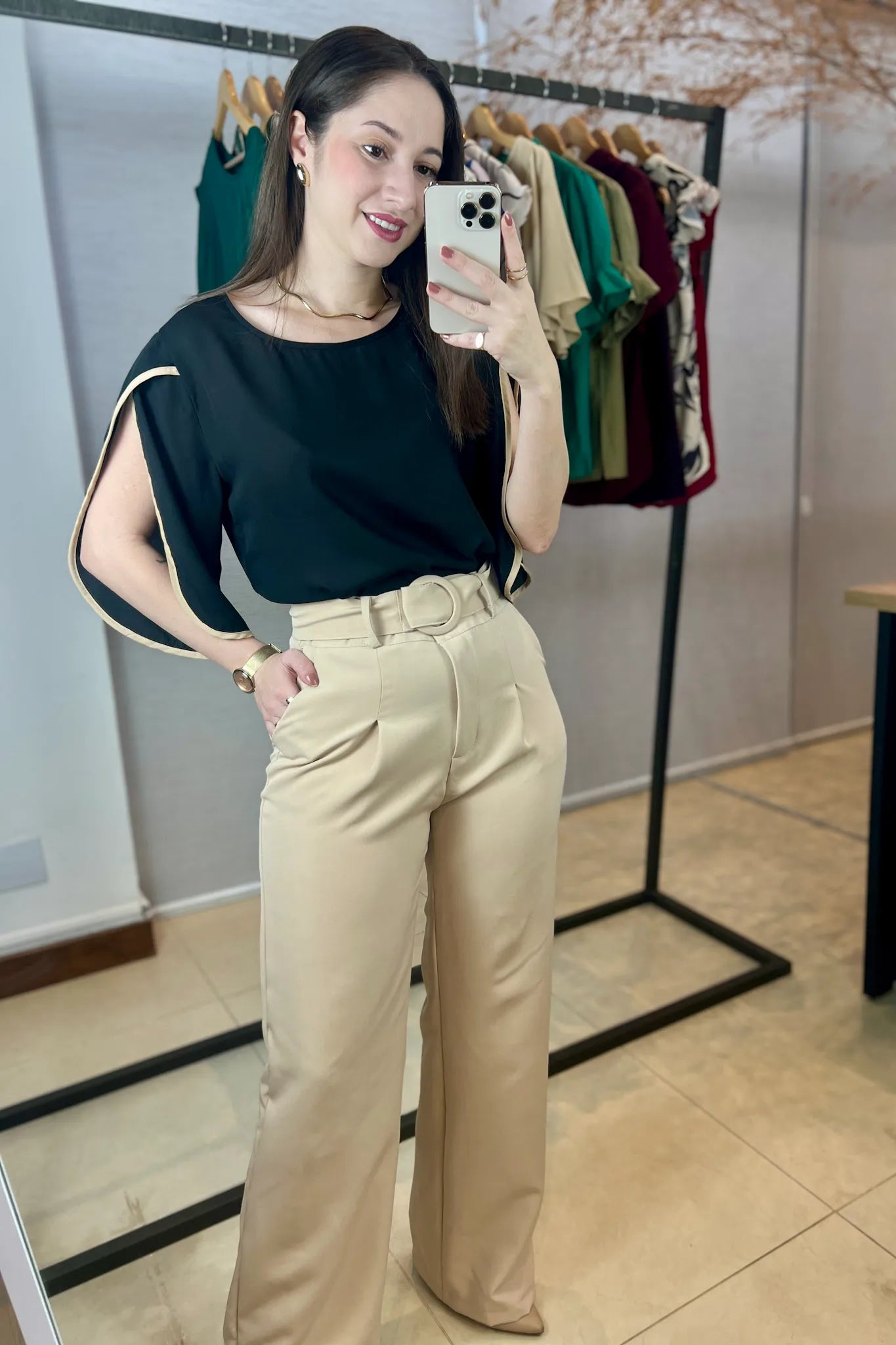 Conjunto: Blusa Lisa Abertura Manga Virgínia Preta + Calça Corte Reto Detalhe Cinto Priscila Bege