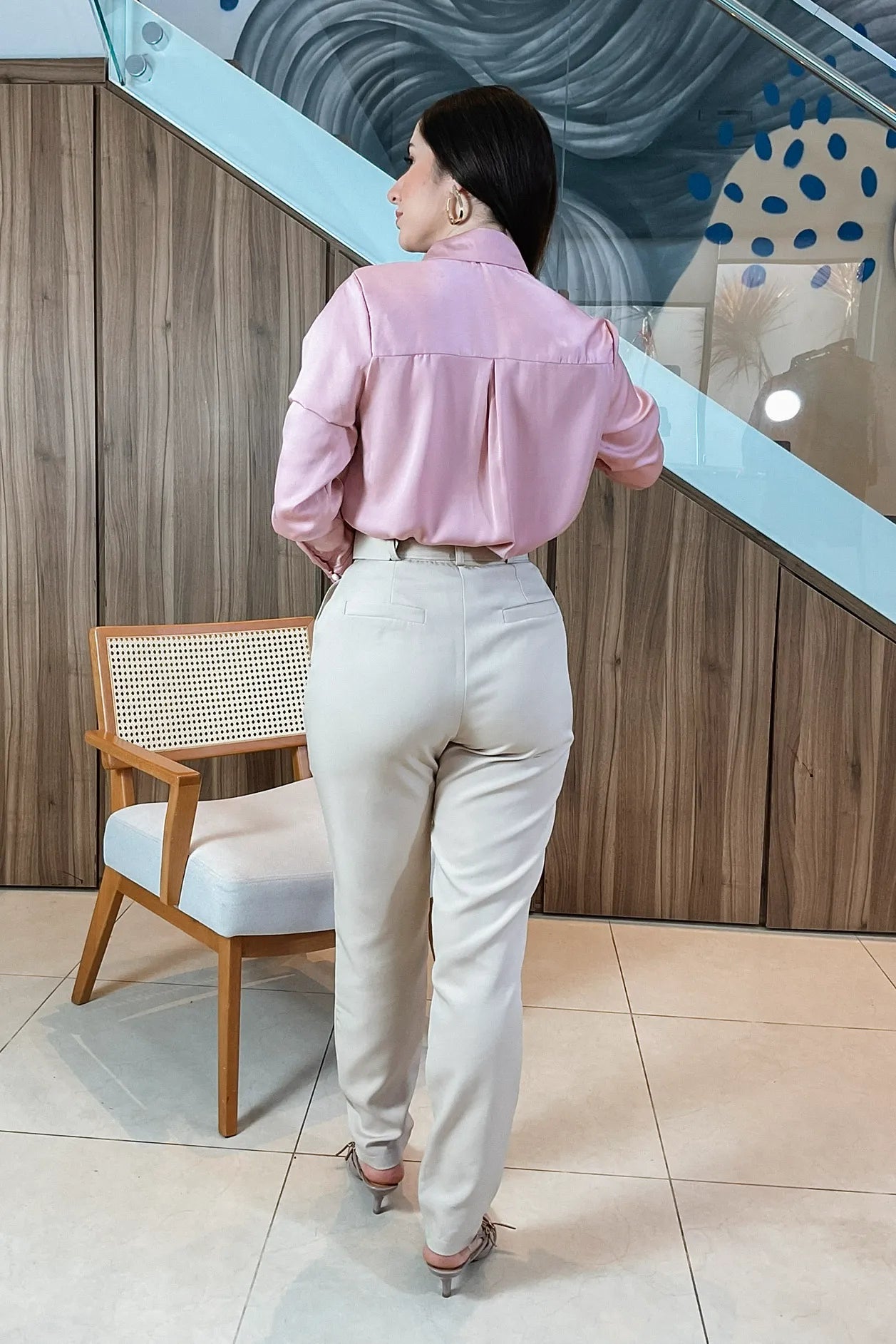 Conjunto: Camisa Manga Longa Classic Acetidado Detalhe Botões Silmara Rosa + Calça Cenoura Cinto Encapado Bege