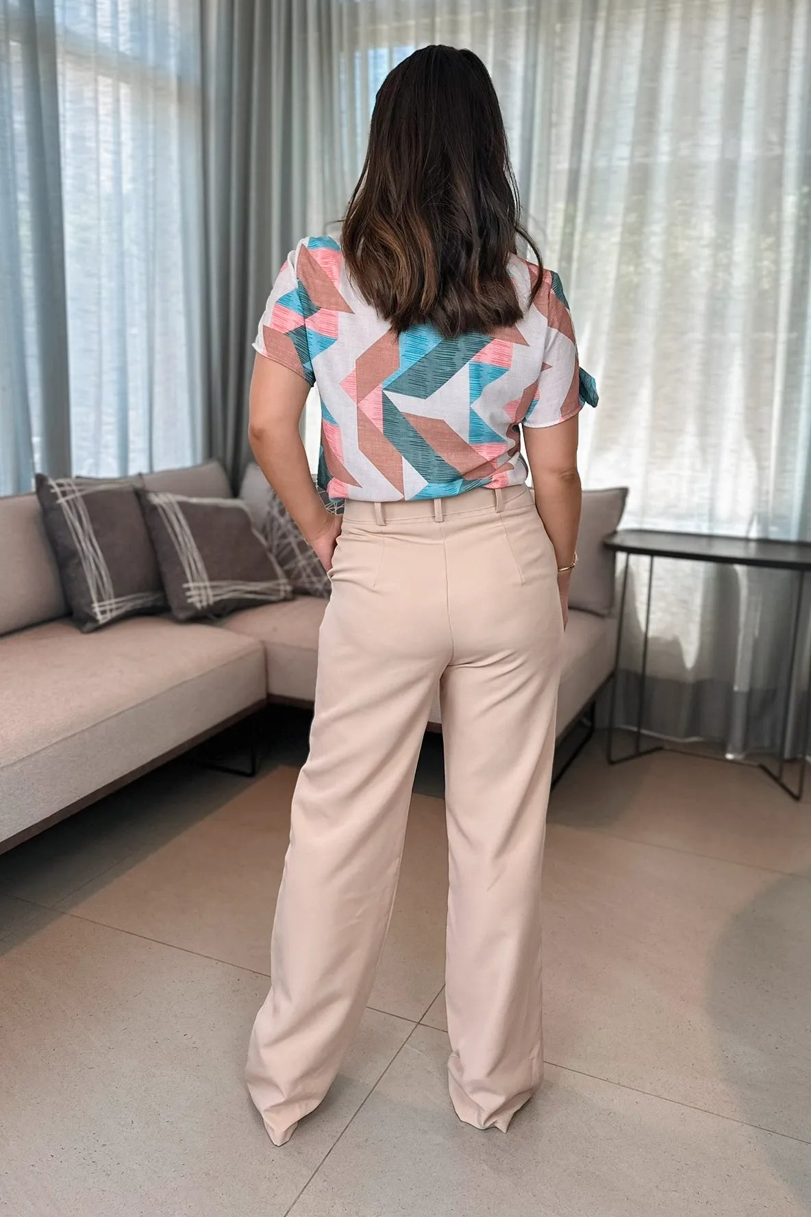 Conjunto: Blusa Manga Curta Estampa Geométrica Giulia Bege + Calça Corte Reto Detalhe Cinto Priscila Bege