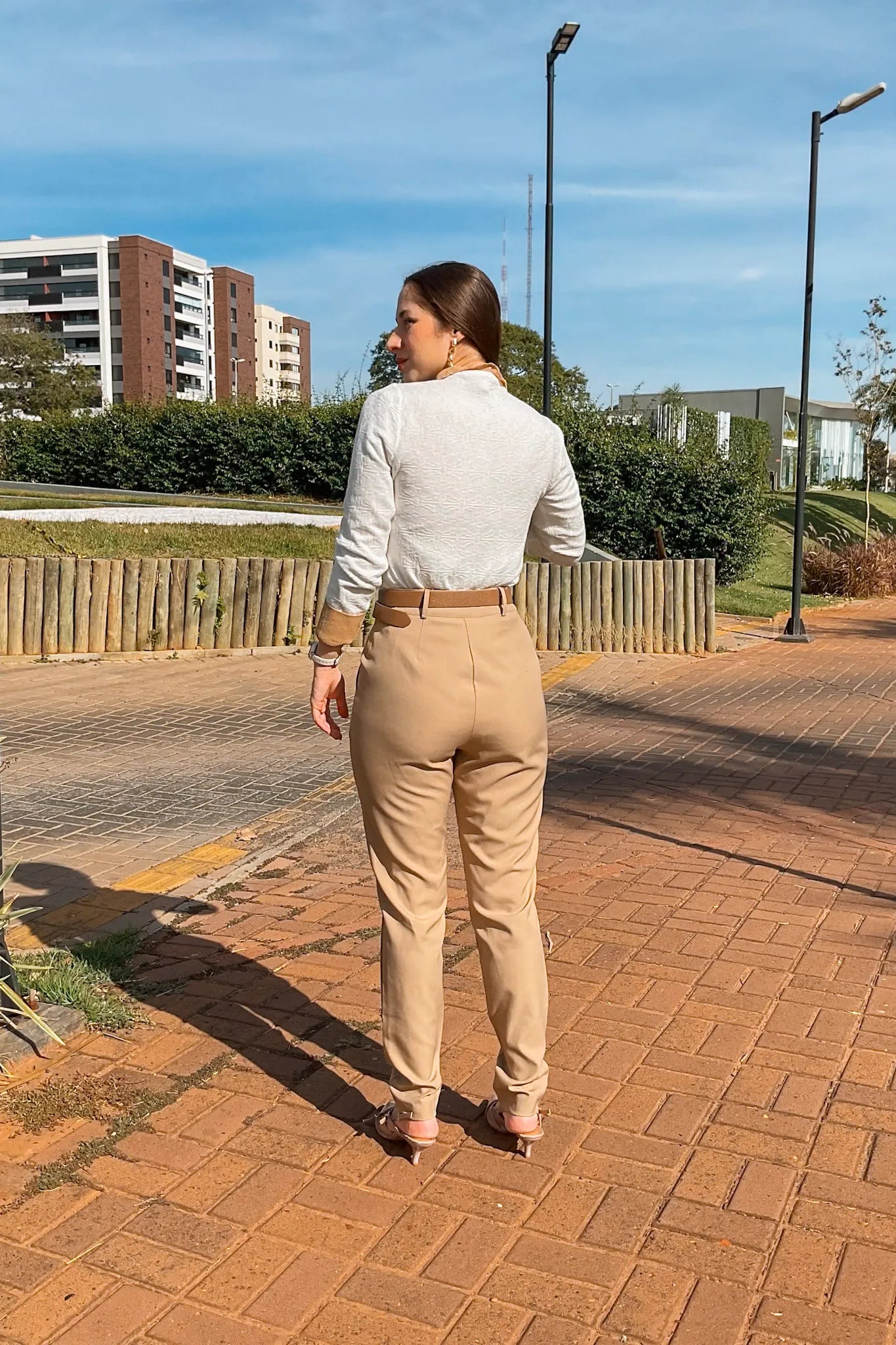 Conjunto: Camisa Manga Longa Detalhe Bordado Gola Clara Bege + Blusa Manga Longa Em Tricot Cotton Margaret Branco + Calça Corte Reto Em Alfaiataria Lisse Alicia Bege